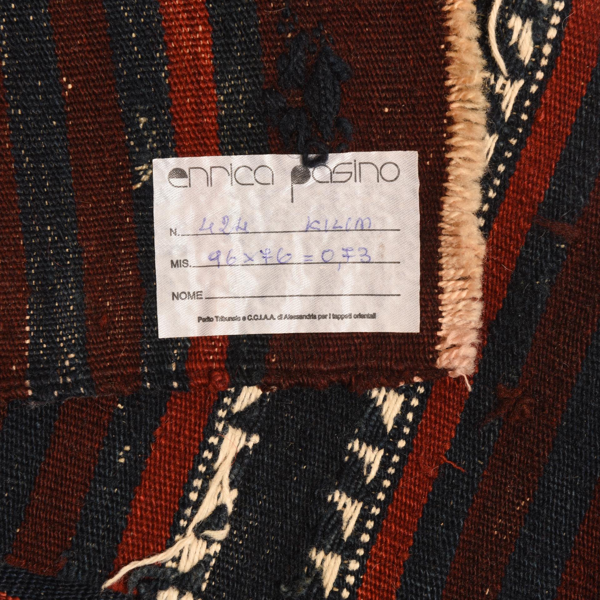 Good price for closing activities for this small kilim with thin lines and careful workmanship.
 Can be placed anywhere, preferably in full light: on the back of an armchair, on a rustic table under a beautiful tureen or a vase.


ref. nr. 424.
