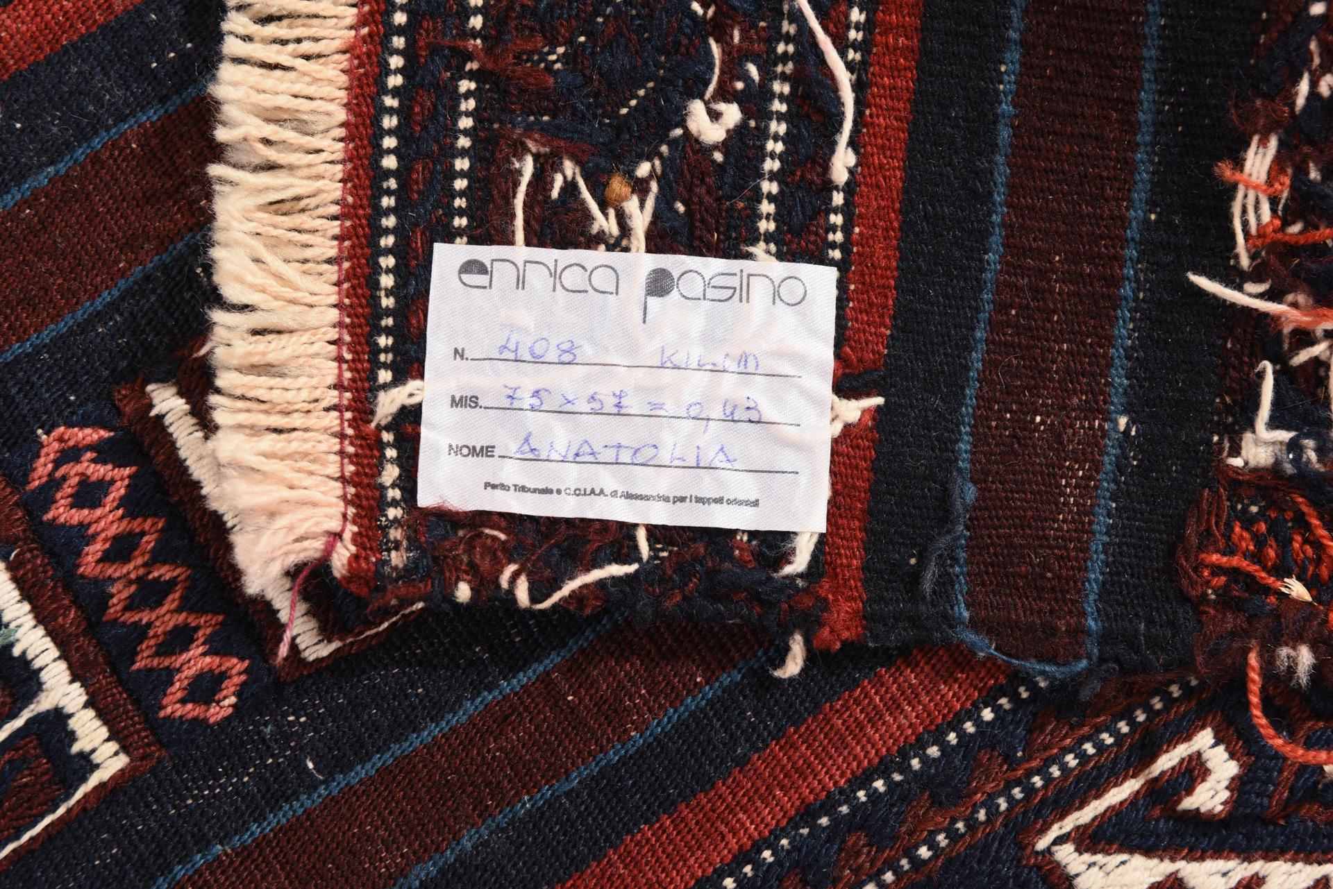 Un prezzo interessante per questo piccolo kilim dalle linee sottili e dalla lavorazione accurata.
Può essere posizionato ovunque, preferibilmente in piena luce: sulla spalliera di una poltrona, su un tavolo rustico sotto una bella zuppiera o un