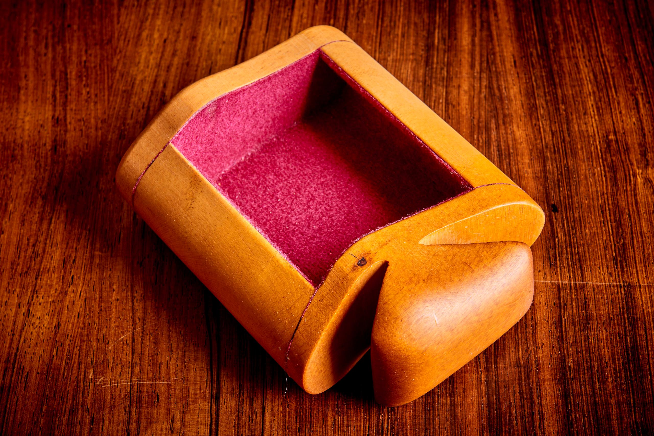 Fin du 20e siècle Petite boîte en bois rouge à quatre tiroirs fabriquée par Studio A en vente