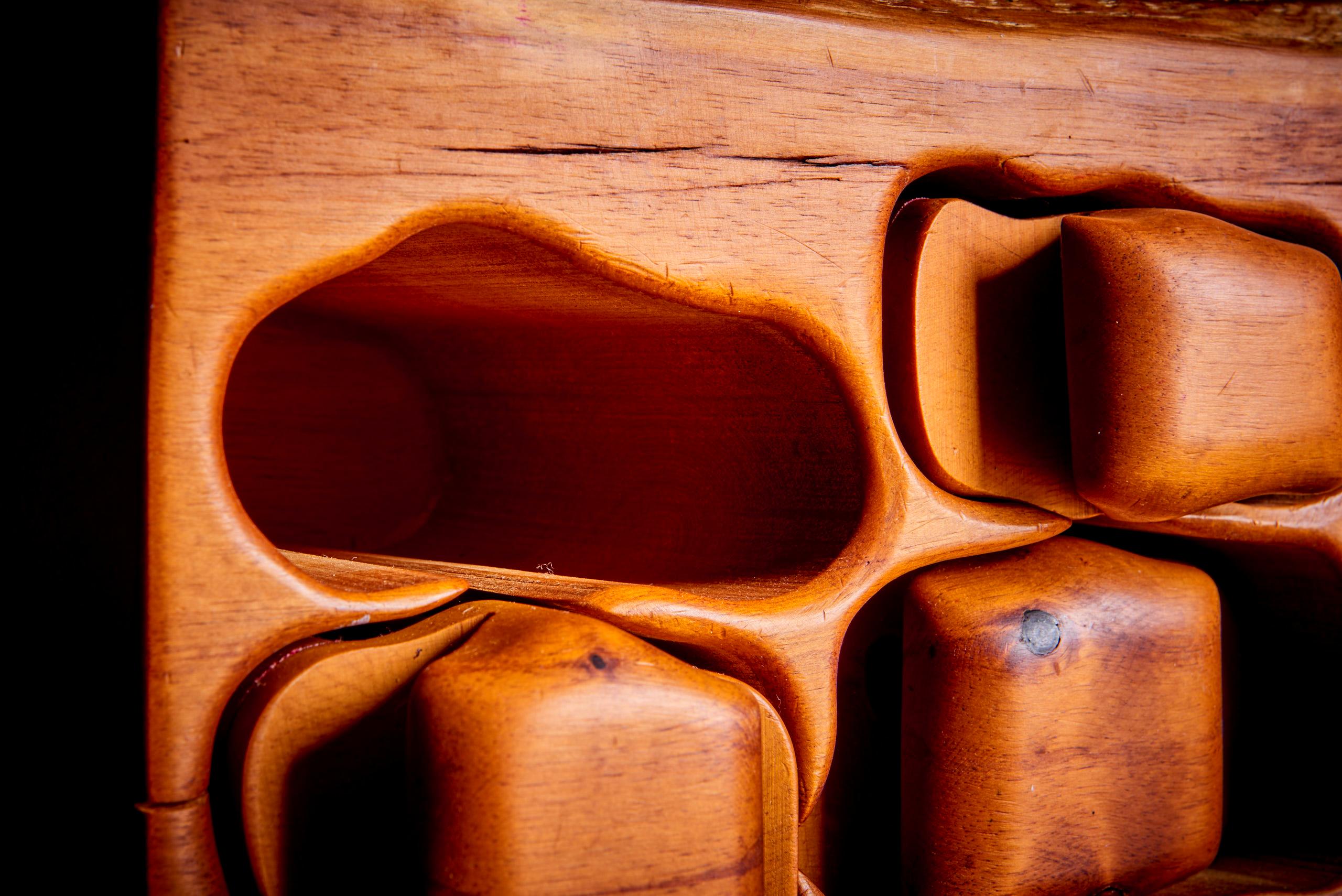 Kleine Studio-Schachtel aus rotem Holz mit vier Schubladen im Angebot 1