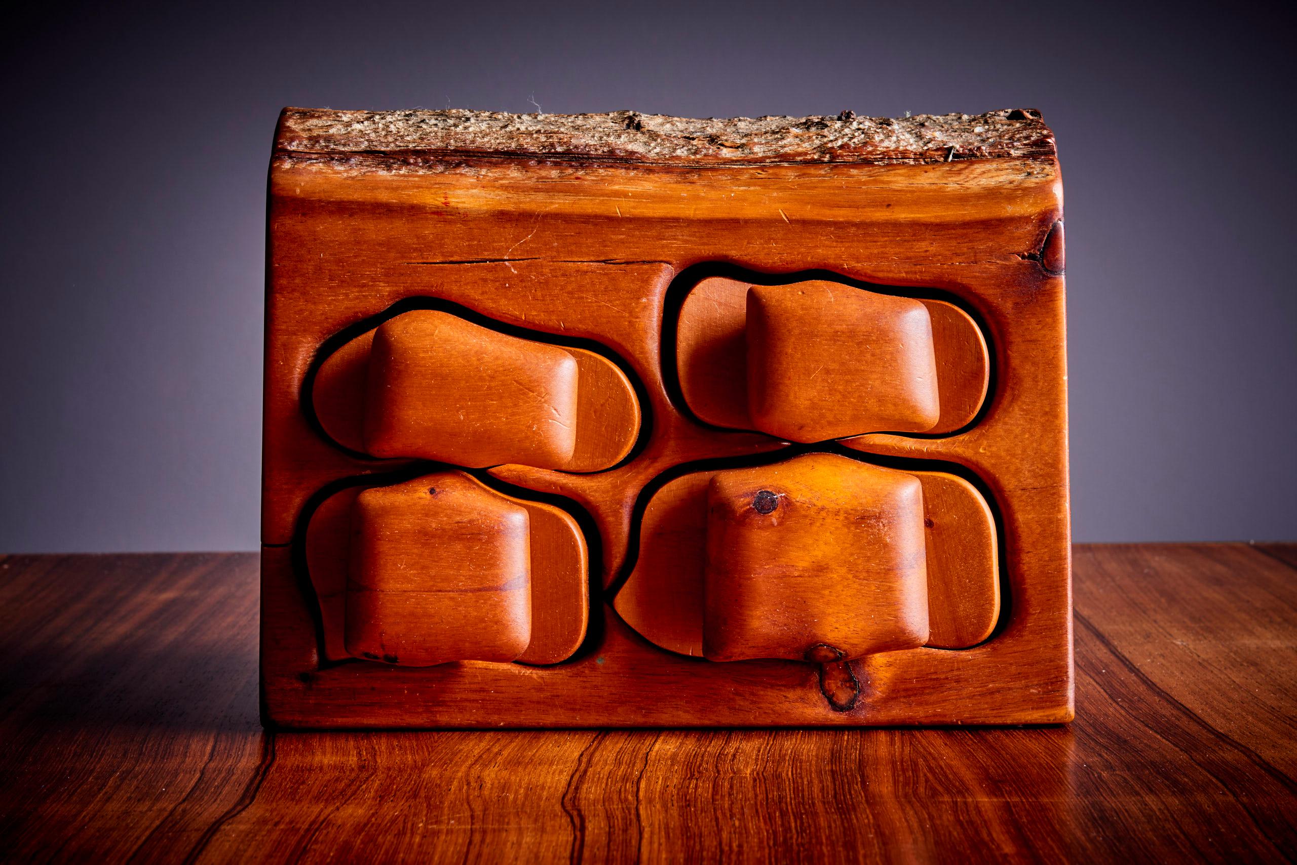 Kleine Studio-Schachtel aus rotem Holz mit vier Schubladen im Angebot 2