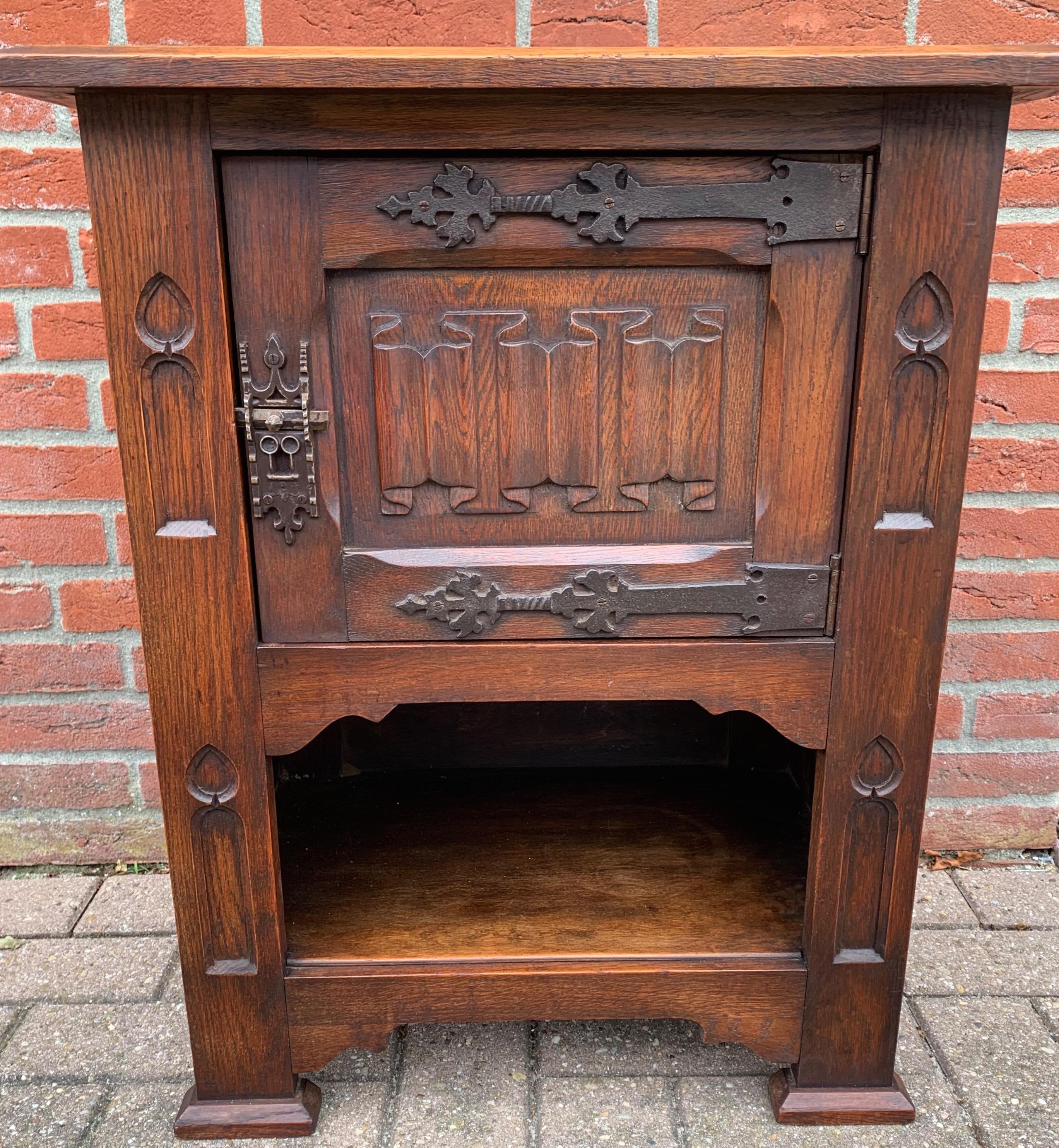 Midcentury made, tiger oak Gothic cabinet.

This practical size and beautifully carved tiger oak cabinet from circa 1950 is in good condition. It comes with Fine quality details and you could not wish for a more attractive patina. This handcrafted