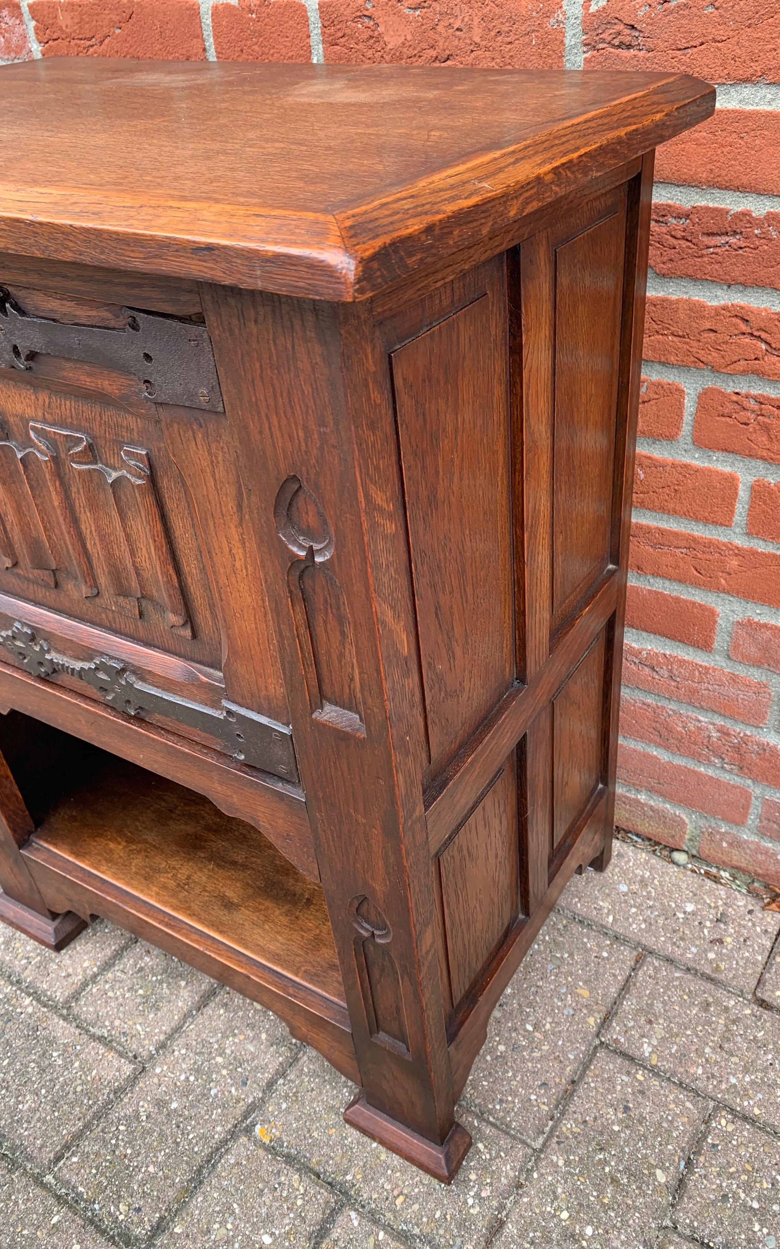 Small and Stunning Multi Purpose Gothic Revival Hand Carved Tiger Oak Cabinet In Good Condition In Lisse, NL