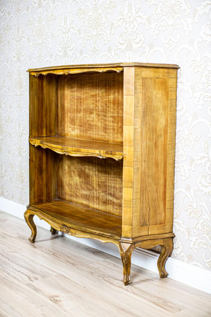 Small, Stylized Bookcase from the 1980s

We present you a small bookcase from the 1980s stylized as Rococo Revival furniture.
The whole is placed on bent legs and topped with a wavy board.

This piece of furniture is in good condition.