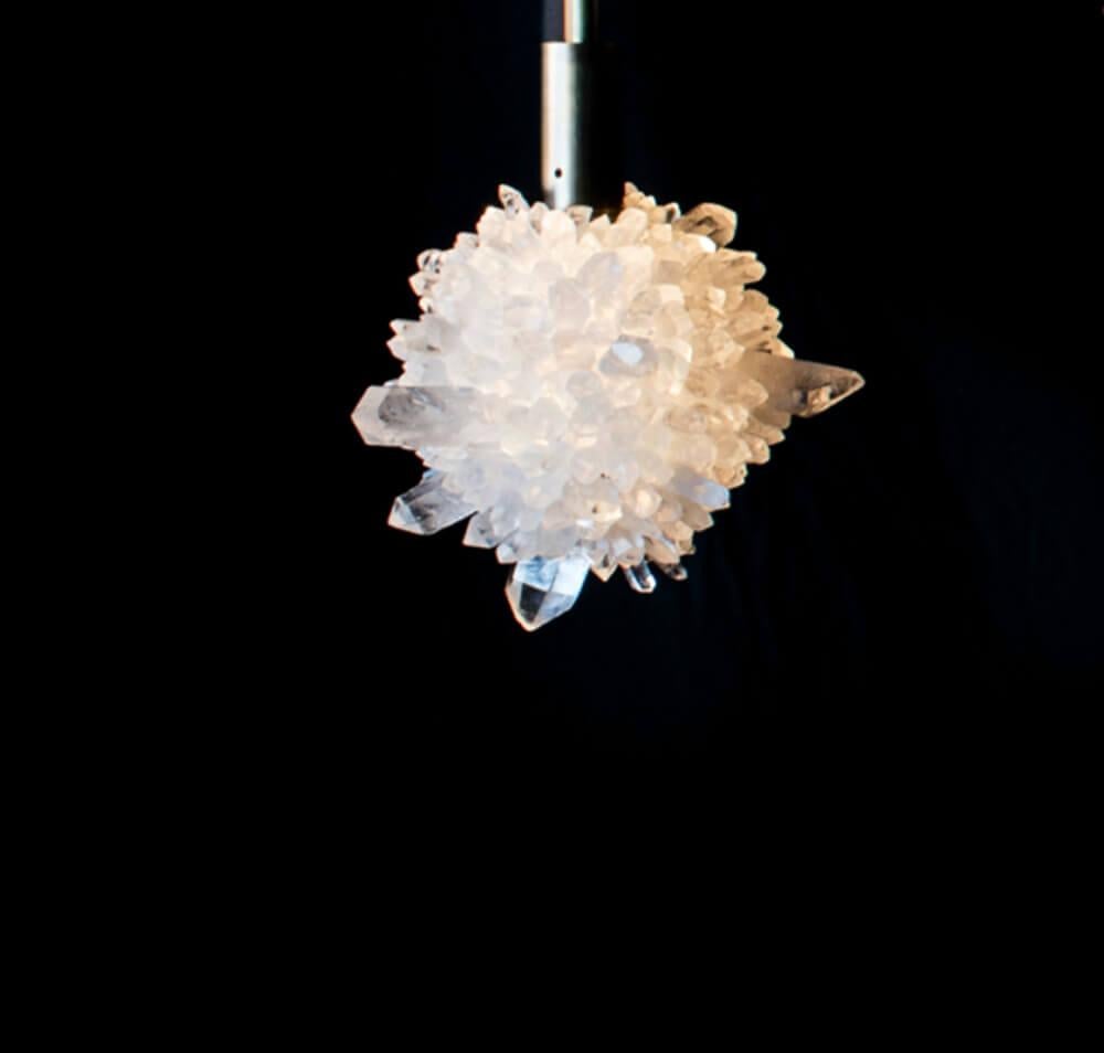 Postmoderno Piccola lampada a sospensione in ottone e cristalli di quarzo Sugar Bomb di Christopher Boots in vendita