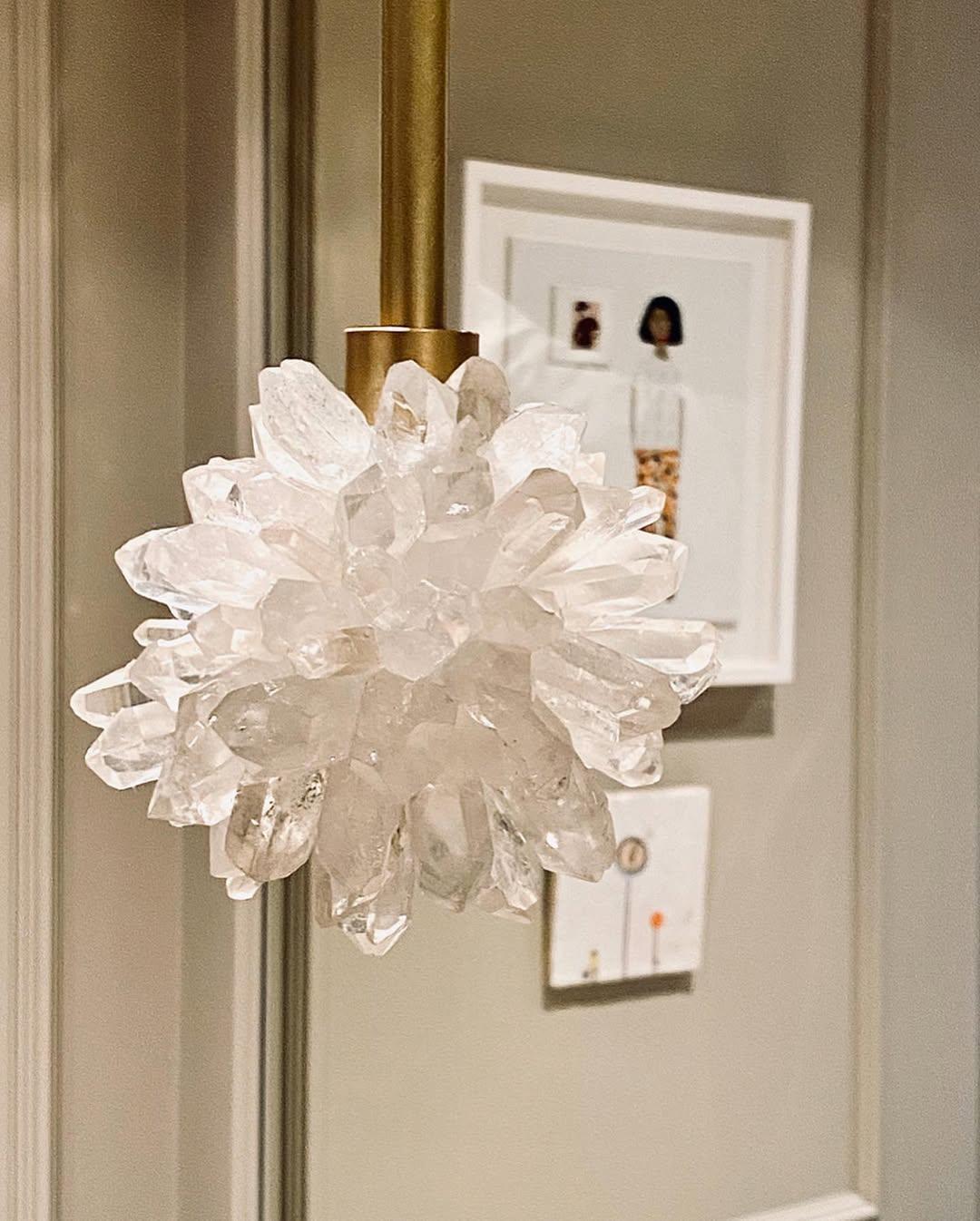 Piccola lampada a sospensione in ottone e cristalli di quarzo Sugar Bomb di Christopher Boots in vendita 4