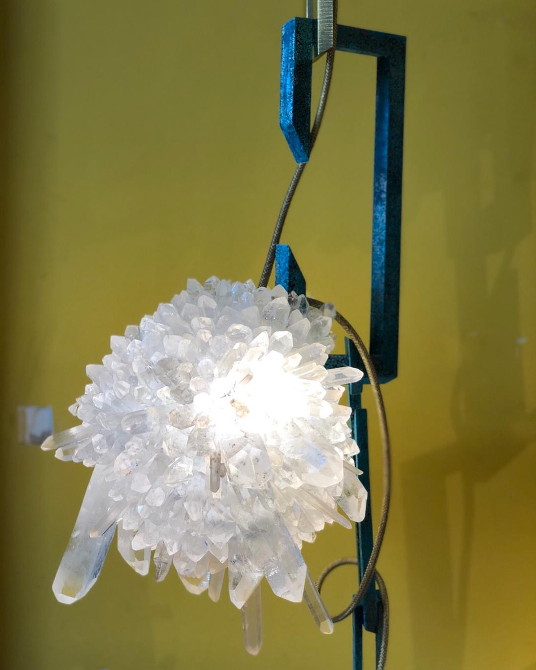 Piccola lampada a sospensione in ottone e cristalli di quarzo Sugar Bomb di Christopher Boots in vendita 2