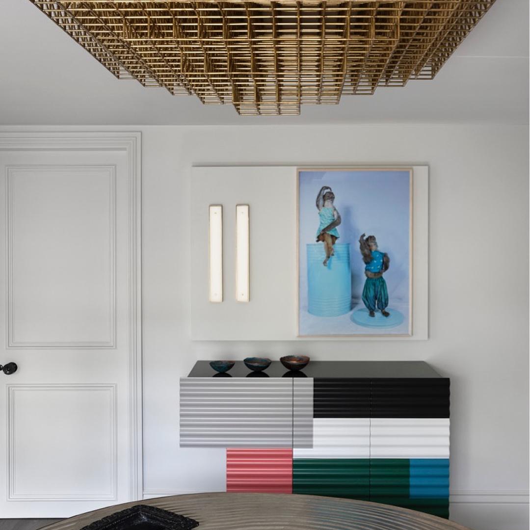 Le cabinet Shanty s'inspire du patchwork de tôles ondulées utilisé pour construire de nombreuses habitations temporaires ou provisoires, qui existent dans le monde entier. Sa beauté réside dans l'imperfection. Cette composition spontanée de surfaces