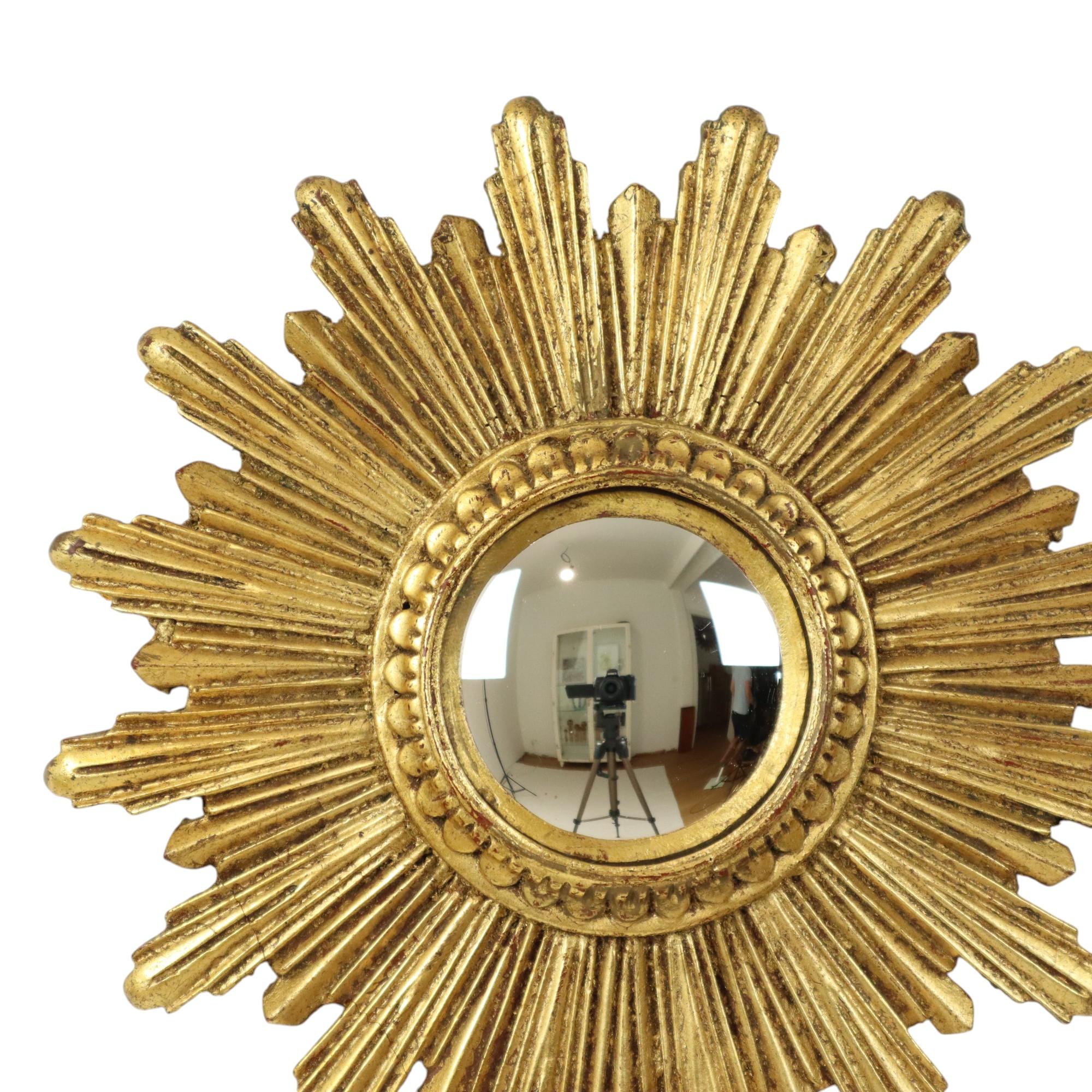 Small vintage sun mirror, sunburst mirror made of gold leaf gilded resin or resin, with a convex or convex mirror, Belgium, 1960s.

Rare in this smaller size, very decorative and sought after by collectors, the gold leaf has a beautiful age patina