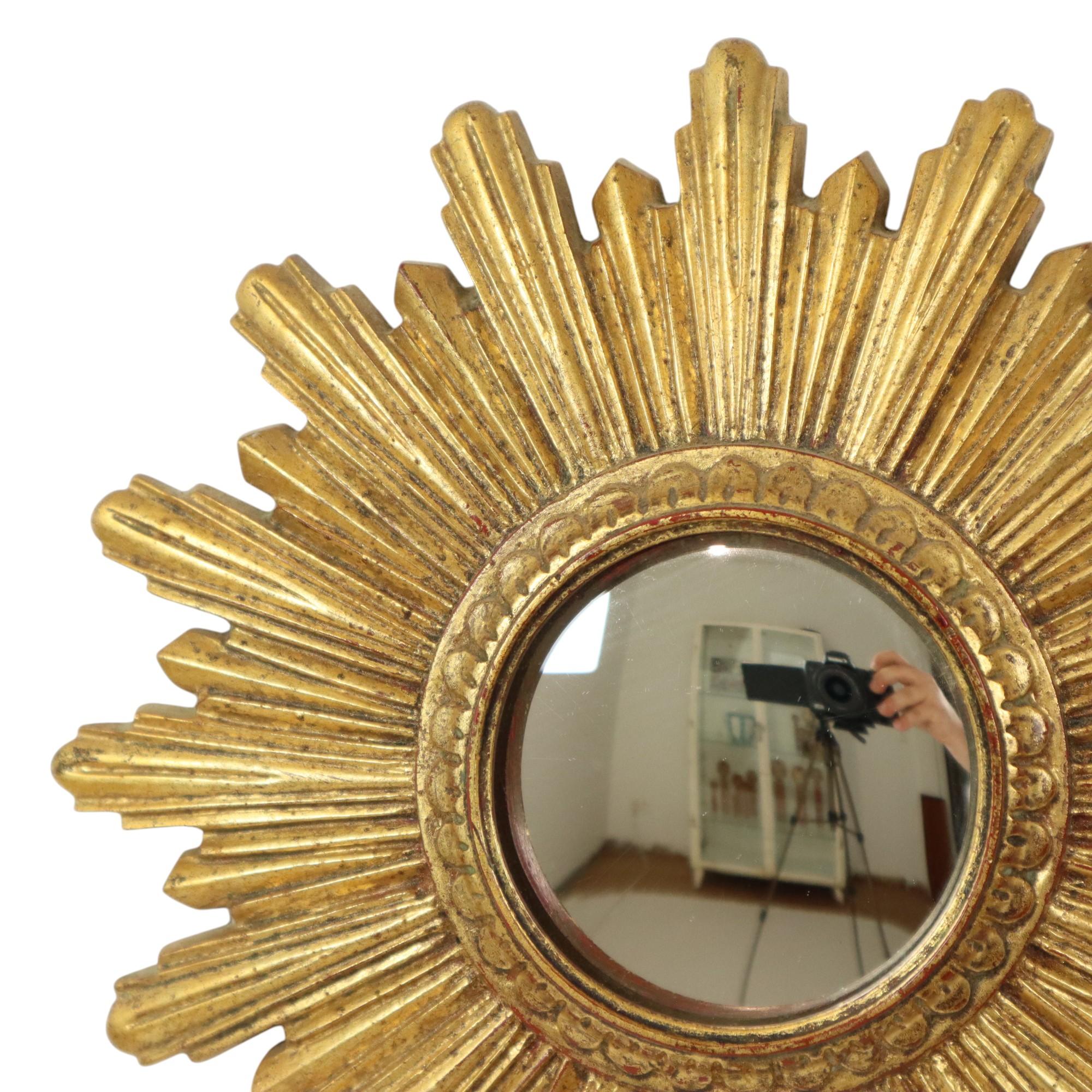 Small vintage sun mirror, sunburst mirror made of gold leaf gilded resin or resin, with a convex or convex mirror, Belgium, 1960s.

Rare in this smaller size, very decorative and sought after by collectors, the gold leaf has a beautiful age patina