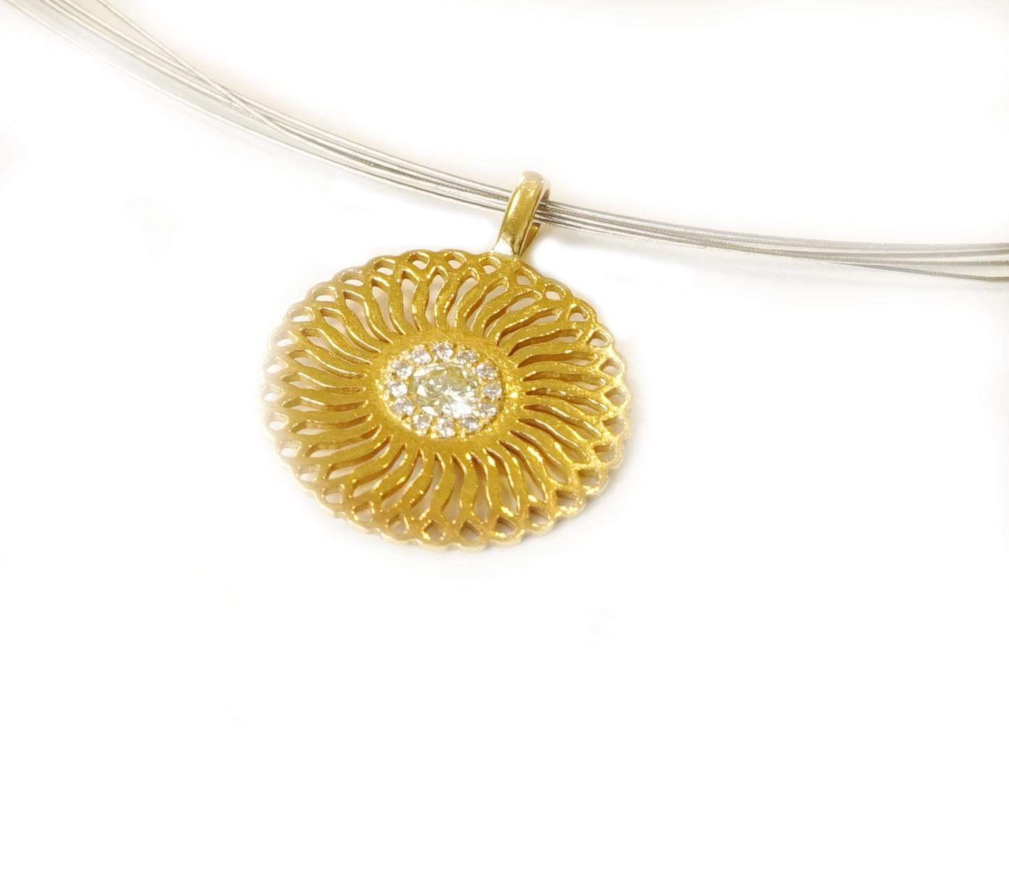 18 Karat Yellow Gold Small Sunflower Pendant, Set with Diamonds In New Condition For Sale In Herzeliya, IL