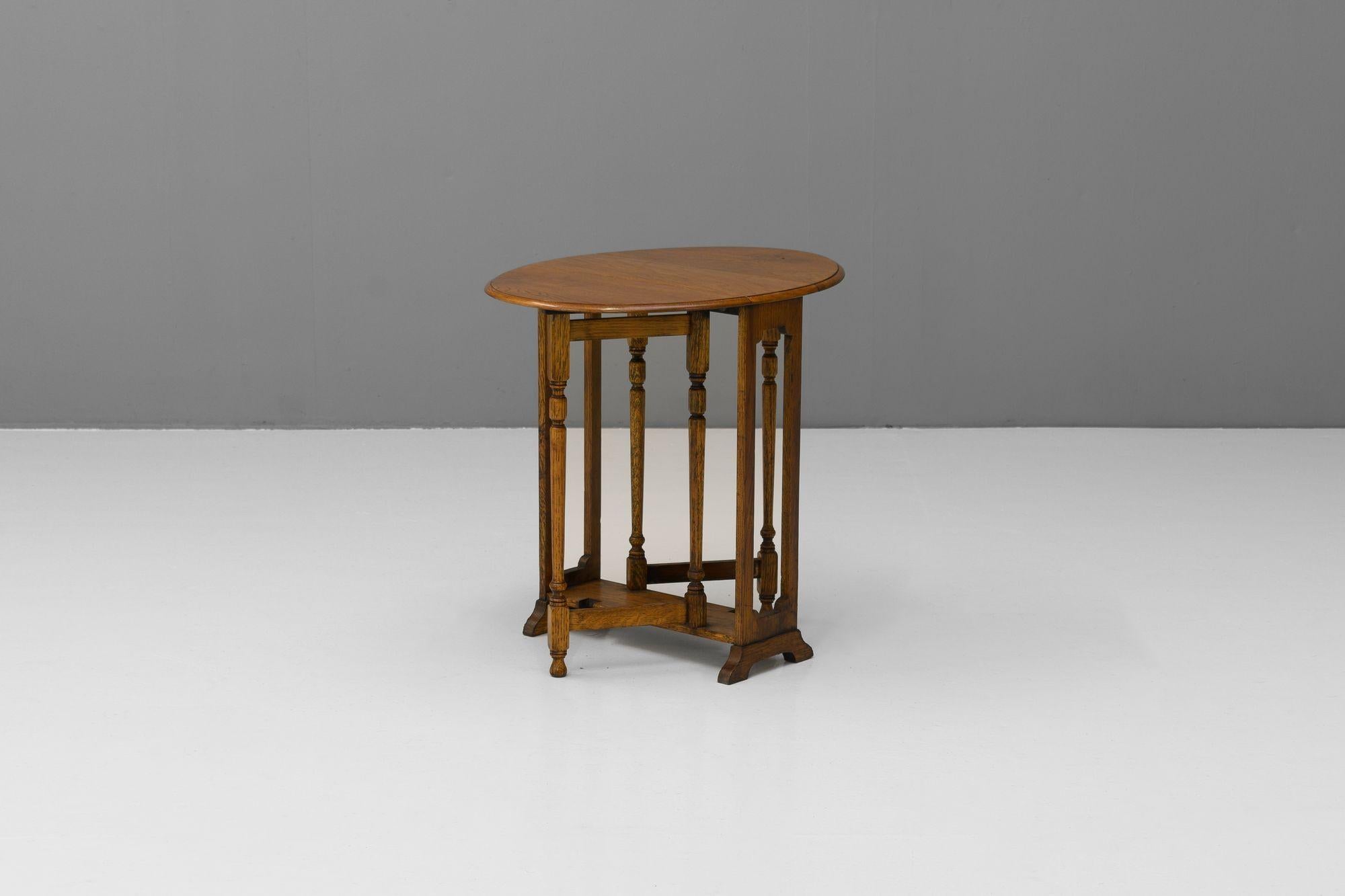 Petite table Sutherland en chêne à feuilles tombantes. Circa 1930.
H 56cm x L 45cm x P 18/60cm