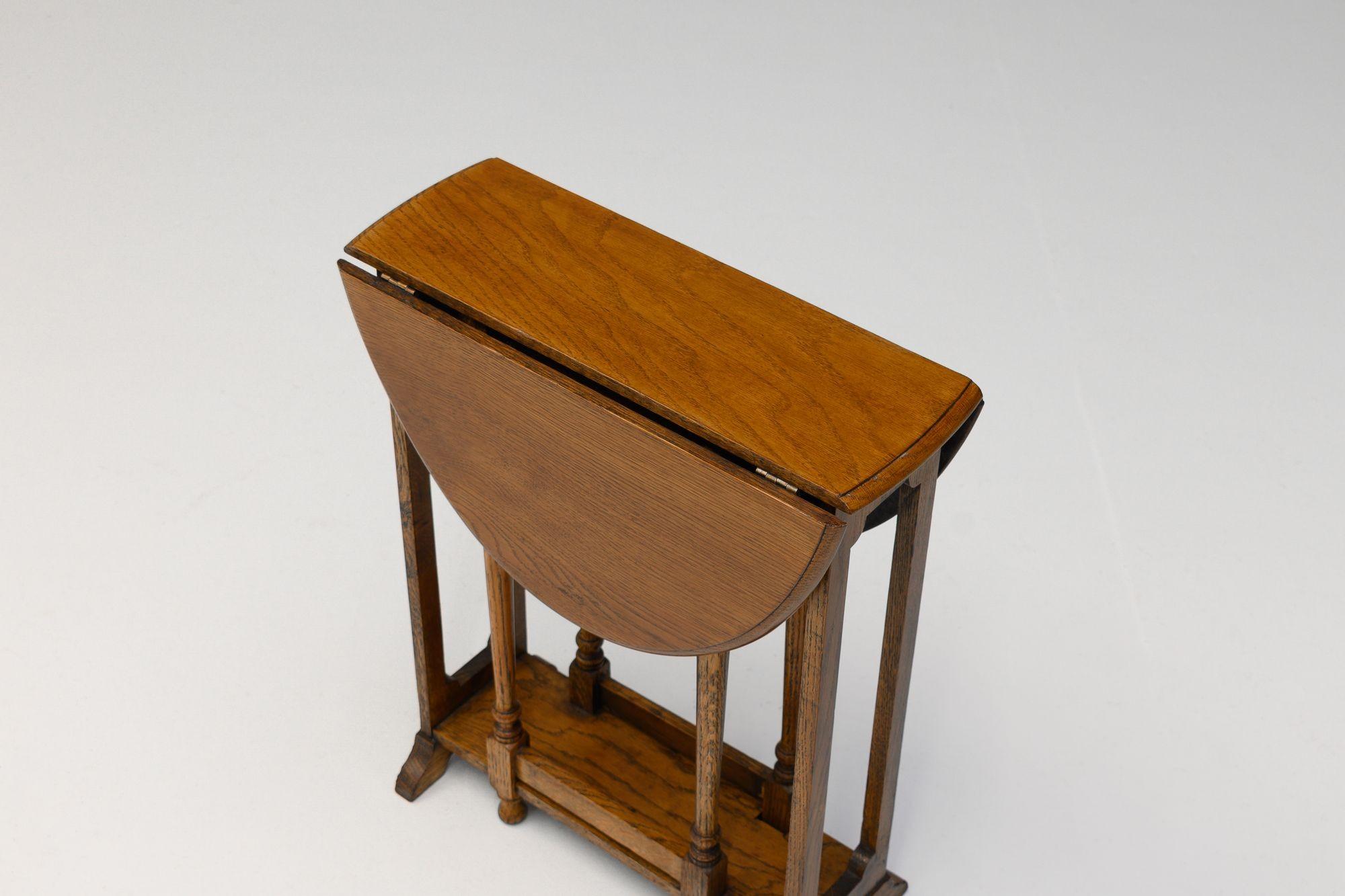 Milieu du XXe siècle Petite table Sutherland en vente