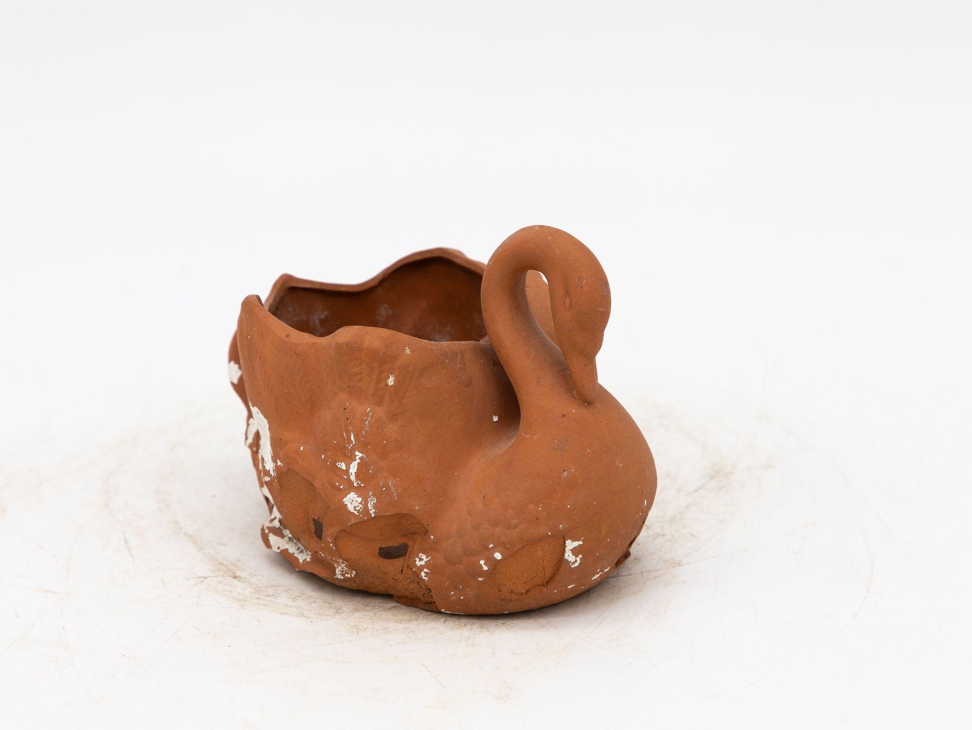 Piccolo vaso o fioriera in terracotta a forma di cigno, Inghilterra, fine XX sec. In condizioni discrete in vendita a South Salem, NY