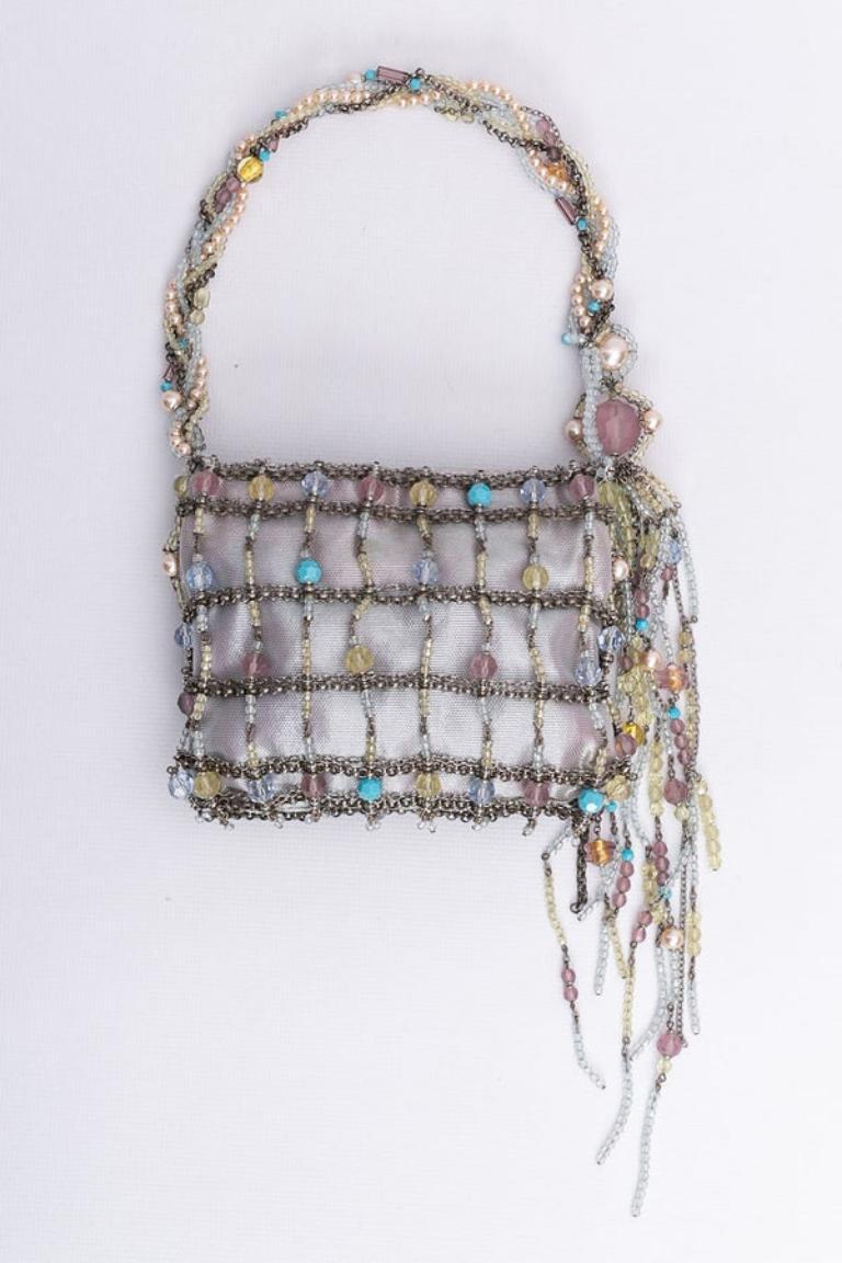 Swarovski - (Made in France) Small evening bag in fabric, chains and pearls. Piece dating from the early 2000s.

Additional information: 
Condition: Very good condition
Dimensions: Width: 16 cm - Height: 13 cm - Handle: 33 cm
Period: 21st