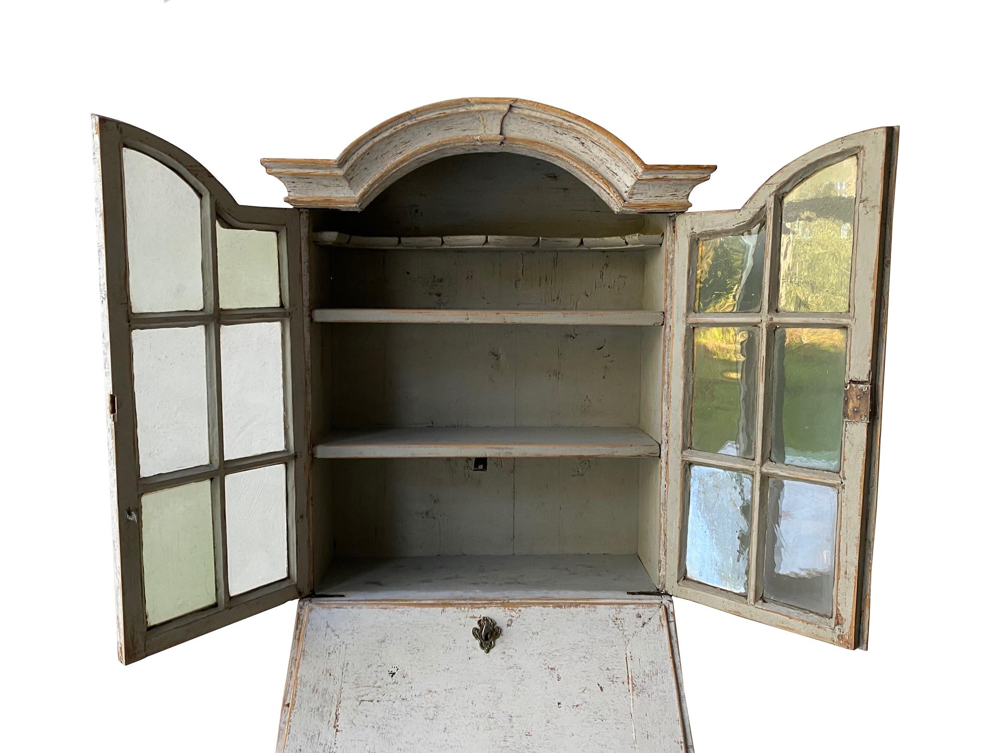 Small Swedish 18th Century Bureau Bookcase In Good Condition In Tetbury, Gloucestershire