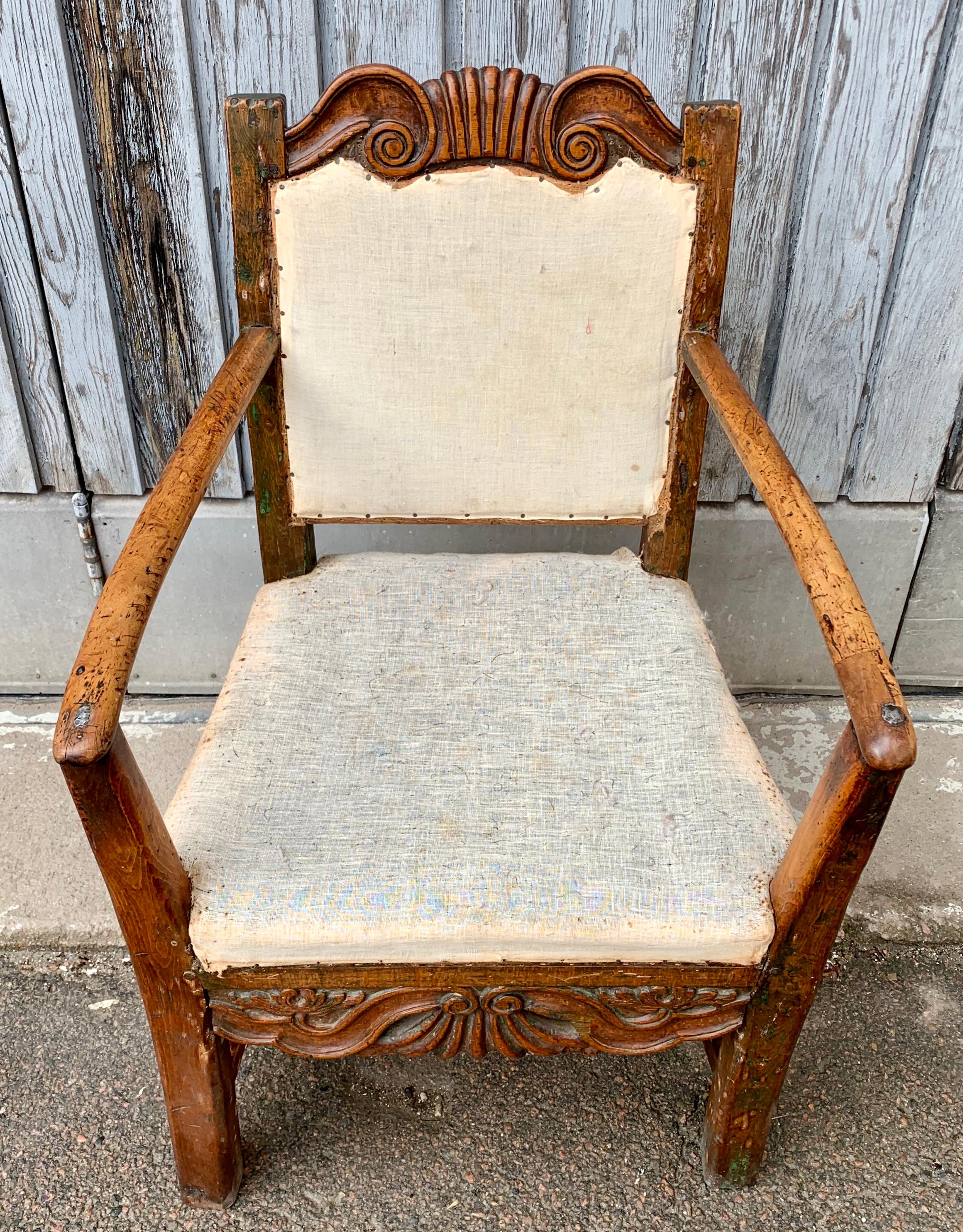 Schwedischer primitiver Rokoko-Volkskunst-Sessel aus dem 18. Jahrhundert (Holz) im Angebot