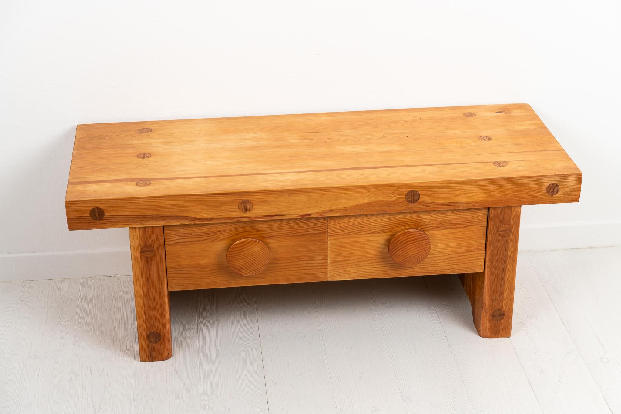 Small Swedish 20th Century Low Pine Bench In Good Condition For Sale In Kramfors, SE