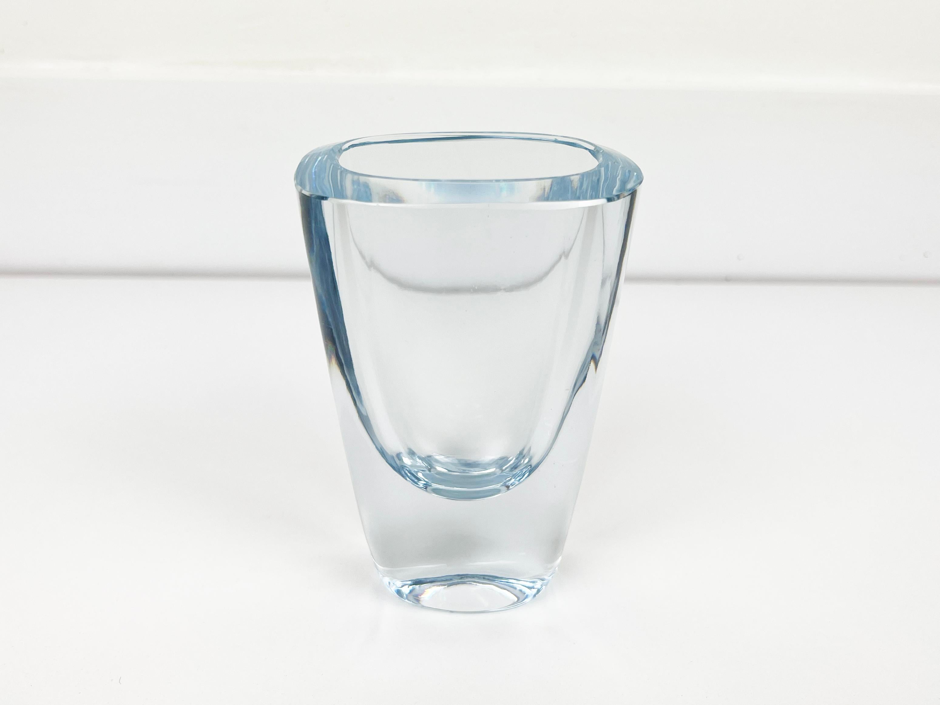 Vintage vase ovale en cristal bleu aqua fabriqué à la main par Strombergshyttan. Signé en bas. 

Artiste : Asta Stromberg

Fabricant : Strombergshyttan

Origine : Suède

Année : 1960

Dimensions : 5,5