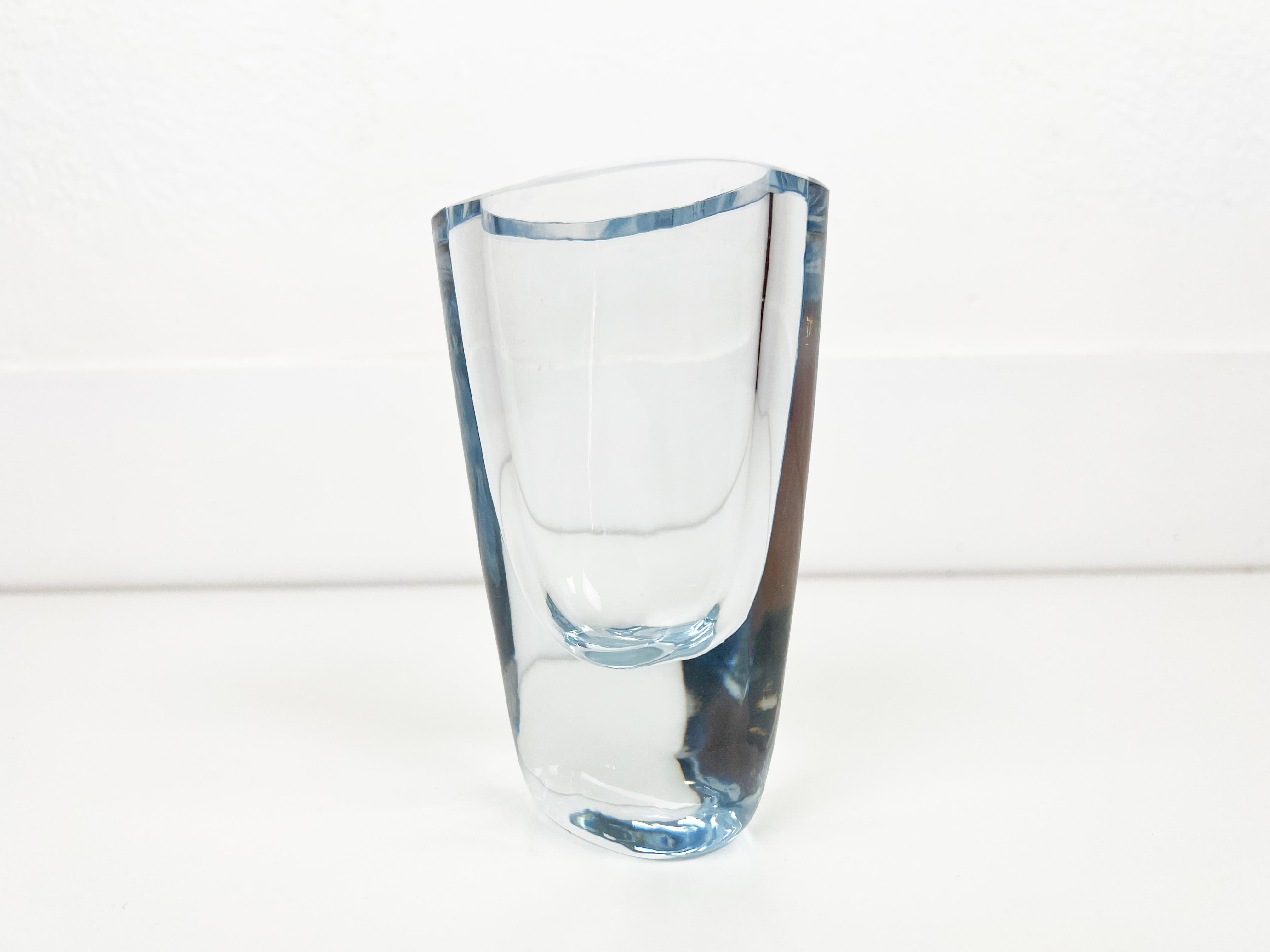 20ième siècle Petit vase suédois en cristal de Strombergshyttan en vente