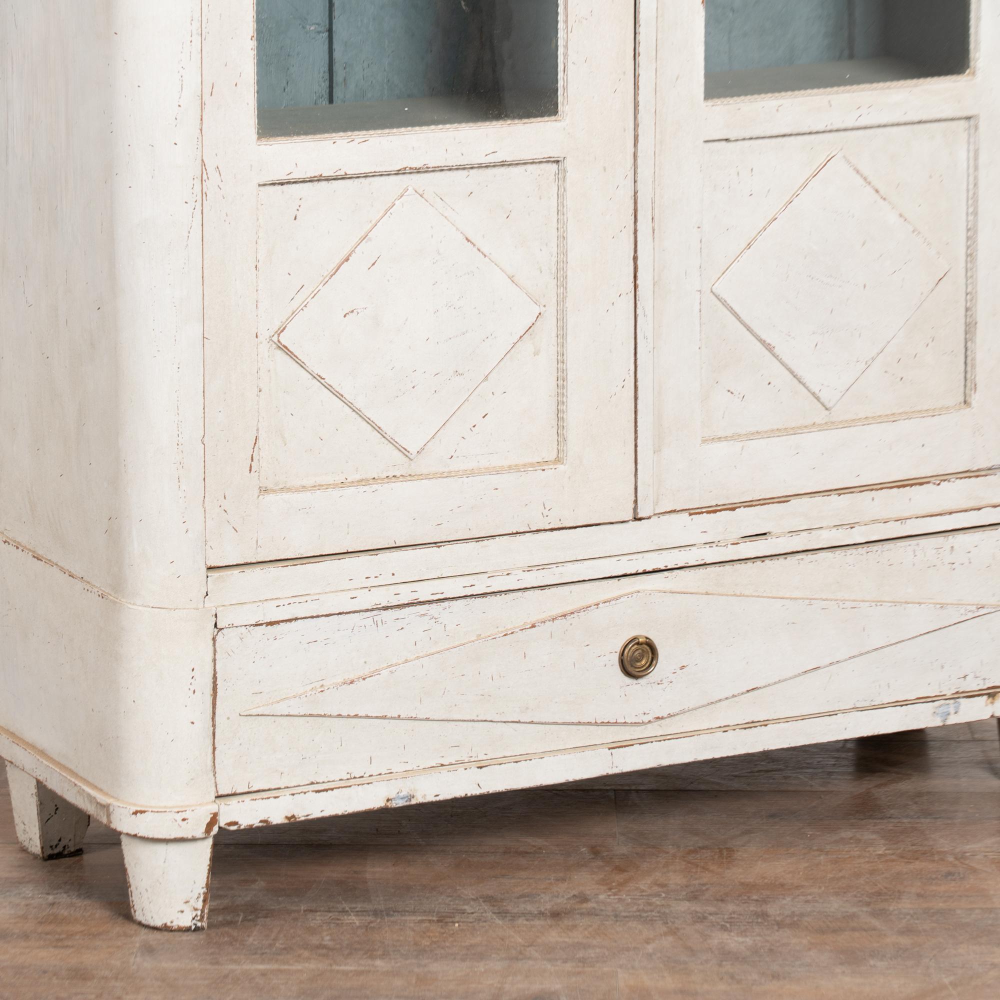 Small Swedish Gustavian pine bookcase featuring a professionally applied layered In Fair Condition For Sale In Round Top, TX