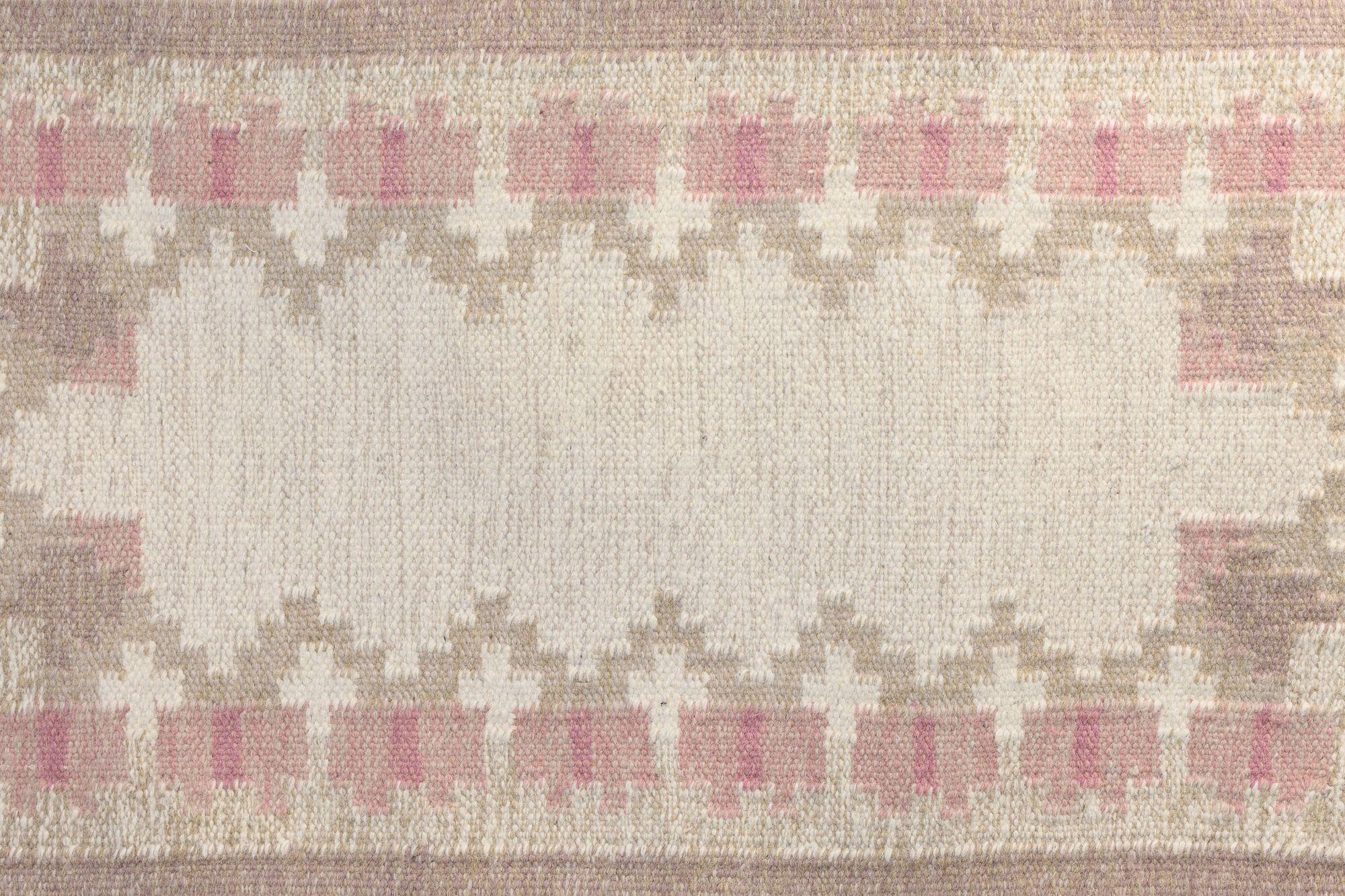 Petit tapis de sol en kilim suédois du milieu du siècle, dans les tons beige et rose. Non signé vers 1960. Tous nos tapis anciens sont soumis à un processus de nettoyage professionnel. Toutefois, en raison de leur âge et de leur vie antérieure,