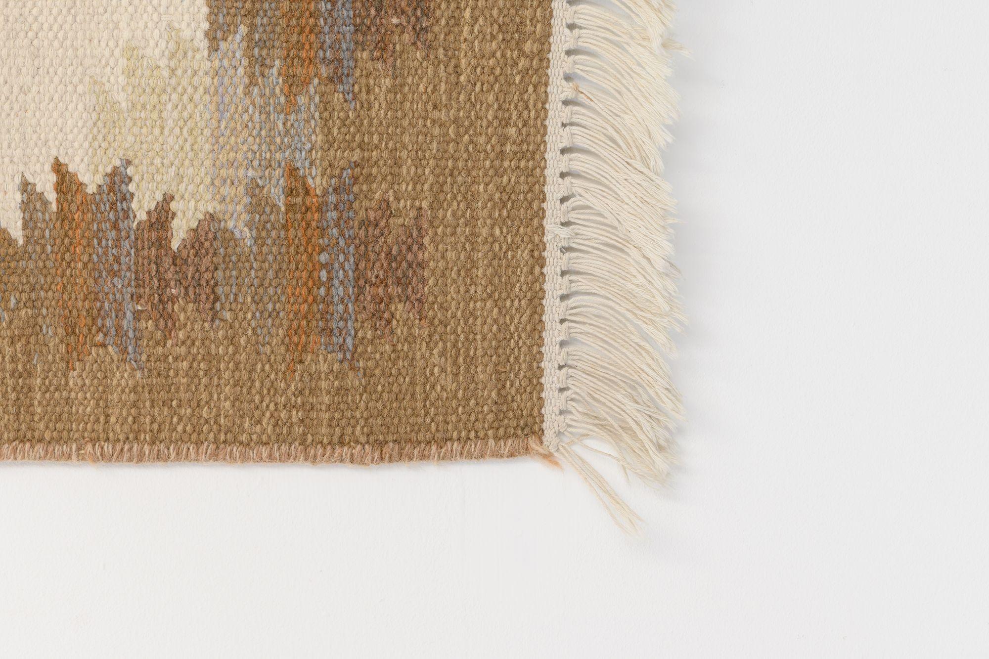 Petit kilim suédois de la taille d'un tapis de sol dans les tons marron et crème. Circa 1960. Tous nos tapis sont soumis à un processus de nettoyage professionnel. Toutefois, en raison de leur âge et de leur vie antérieure, certains peuvent