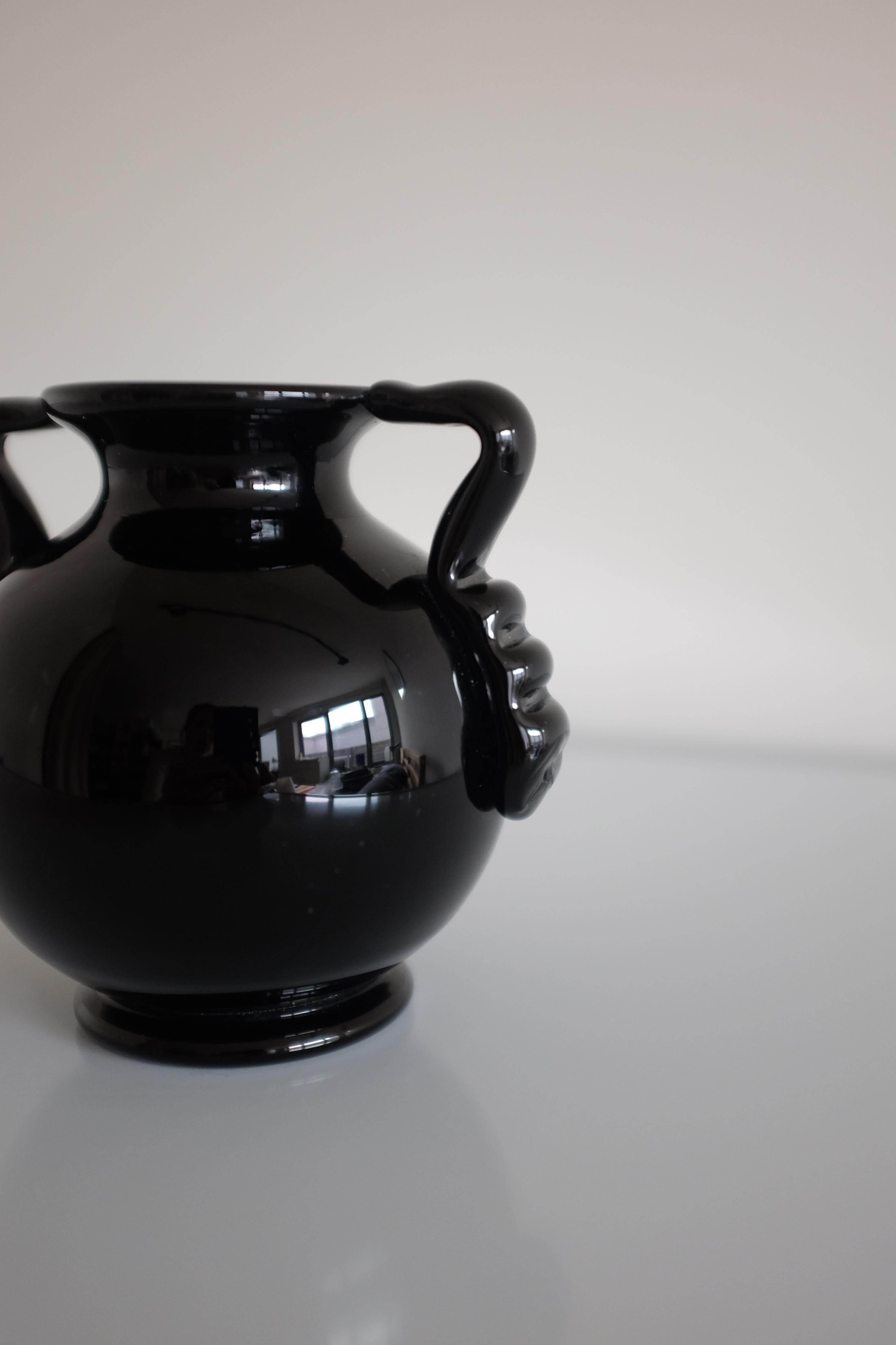 Charmant vase en verre suédois du milieu du siècle. Magnifiques détails ondulés sur les poignées avec un fond rond, produit vers les années 1930. Usures dues à l'âge et en bon état.

Dimensions : H 5 in. x W 5 in. x D 4 in.