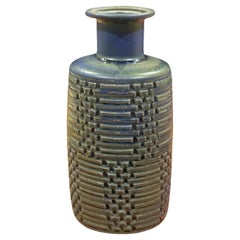 Petit vase moderne suédois avec motif géométrique en relief Absract de JIE Gantofta