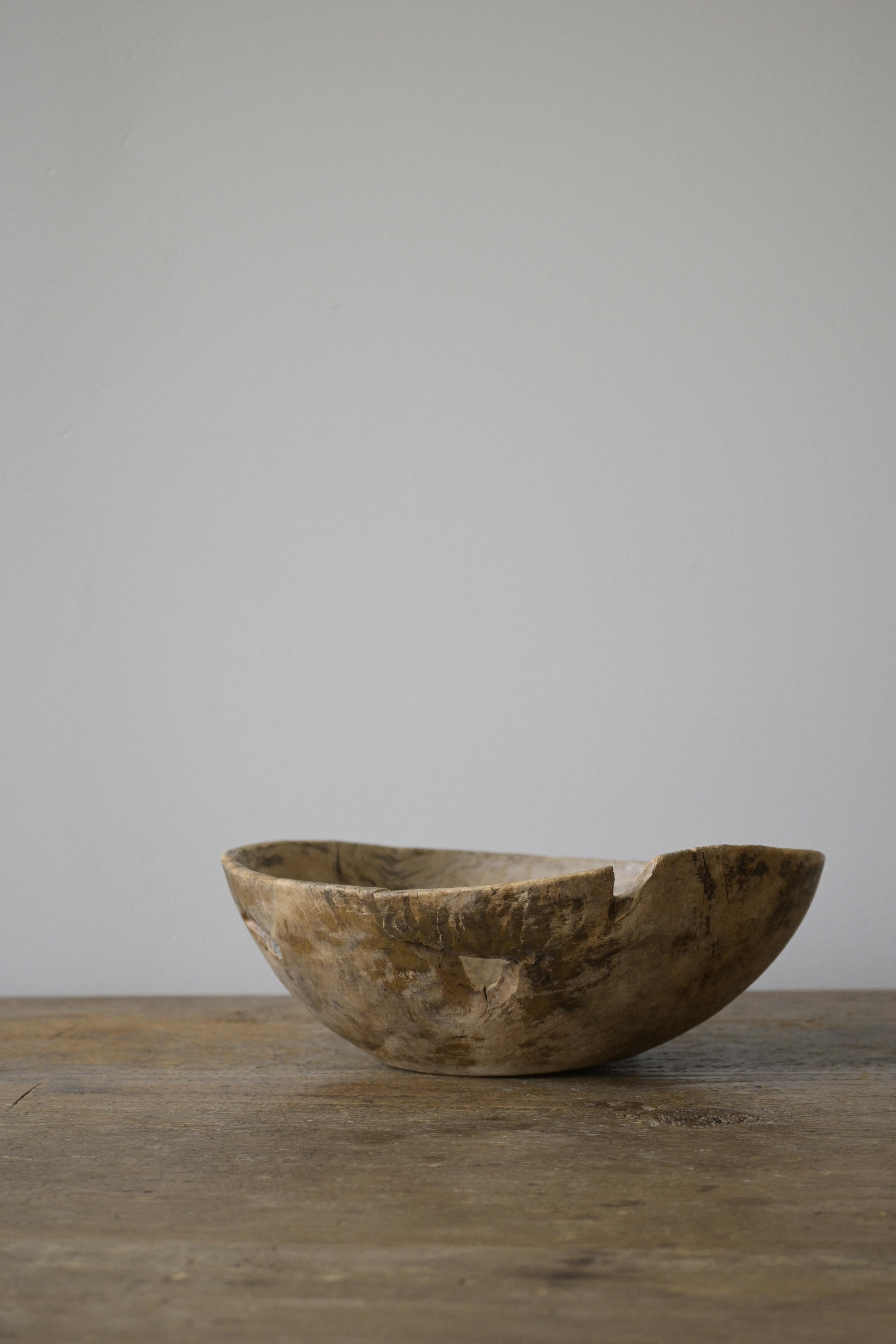 Small Swedish Root Bowl early 18th century

A thinly carved wooden bowl with a rich patina and a beautifully patterned wood grain.

Made out of birch burl wood.

Height: 7.5 cm/5.1 inch
Depth: 18 cm/10.6 inch
Width: 20.5 cm/14.1 inch