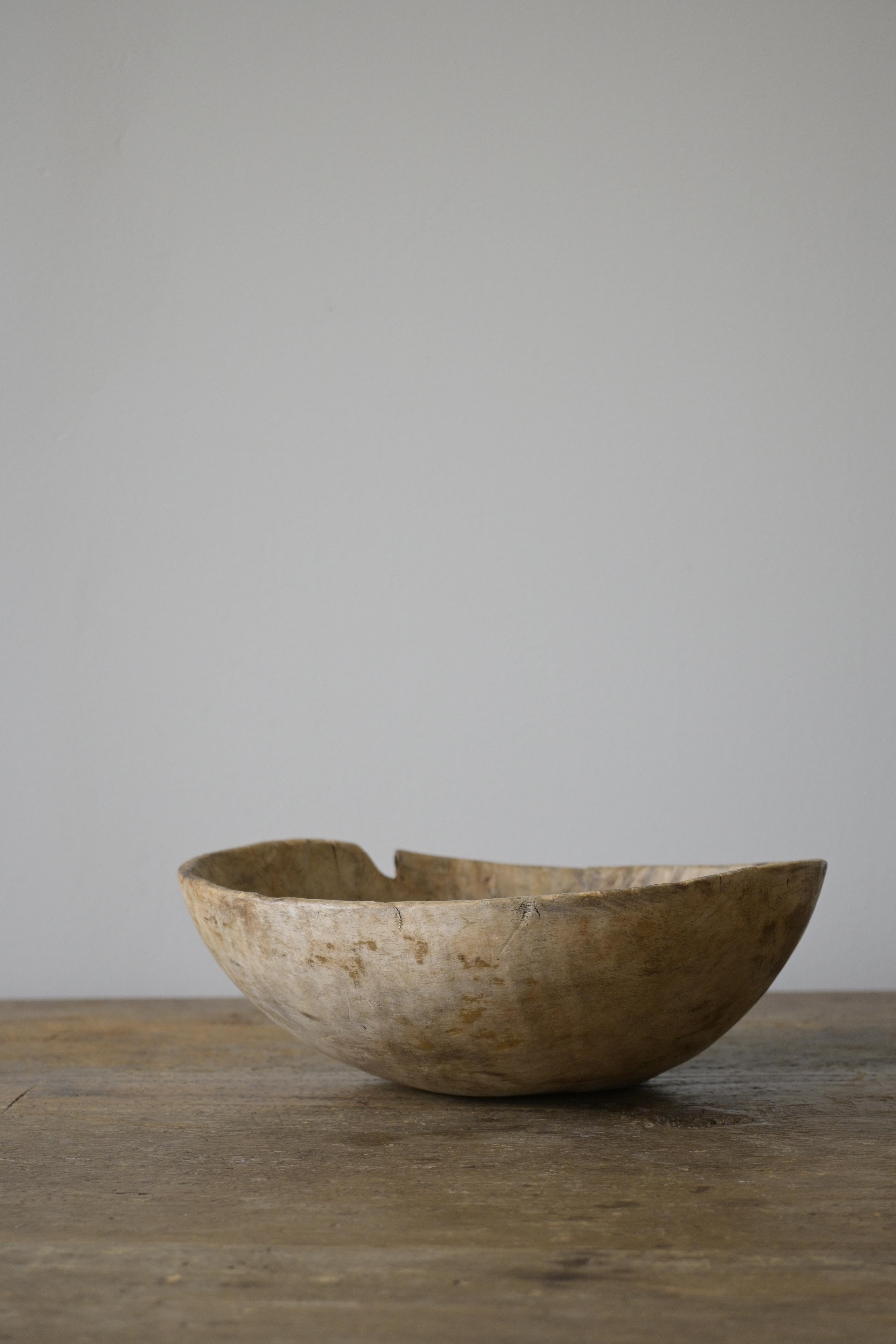 Small Swedish Root Bowl early 18th century In Good Condition For Sale In Farsta, SE