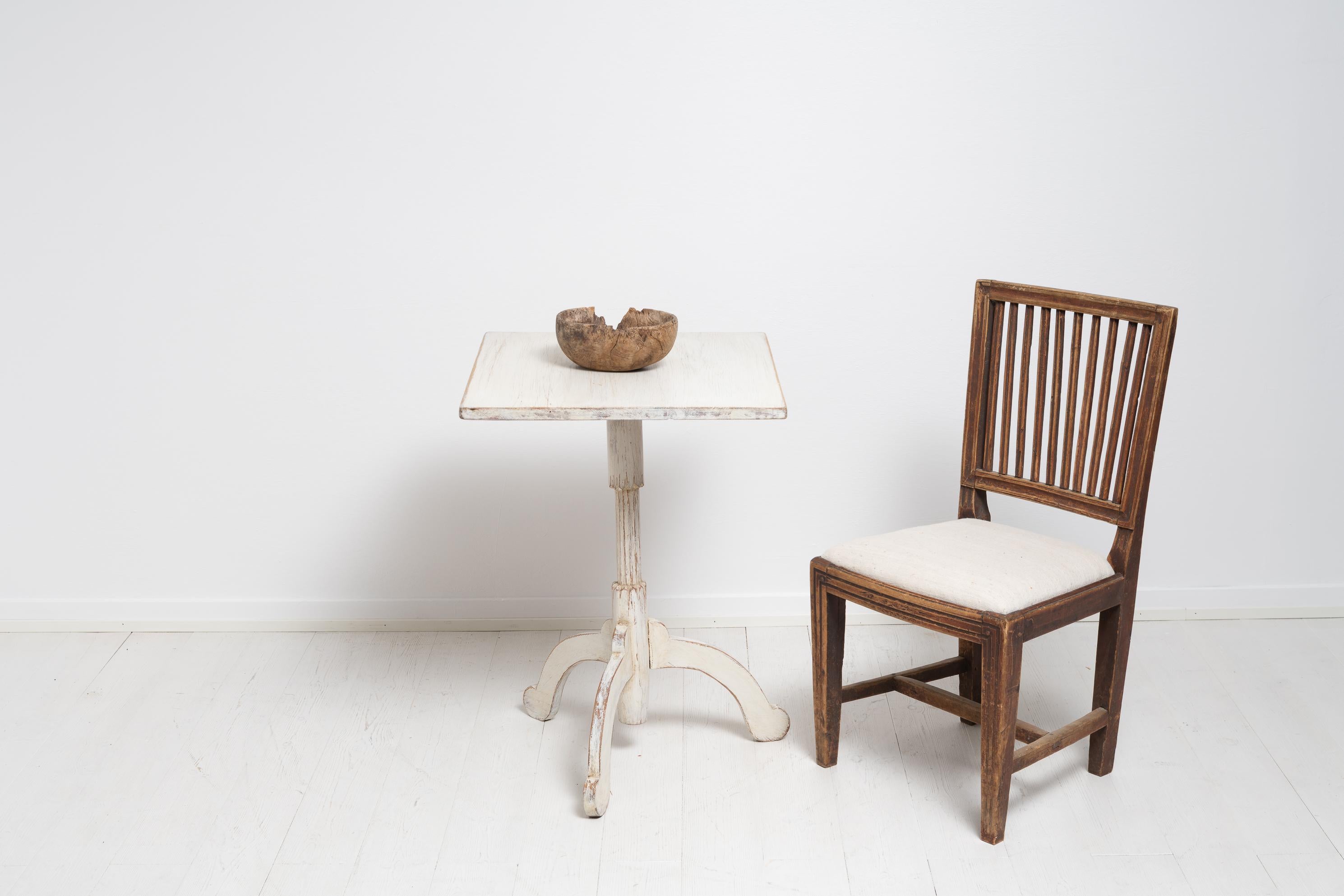 Country Petite table colonne suédoise ancienne, blanche et rustique, à plateau basculant en vente