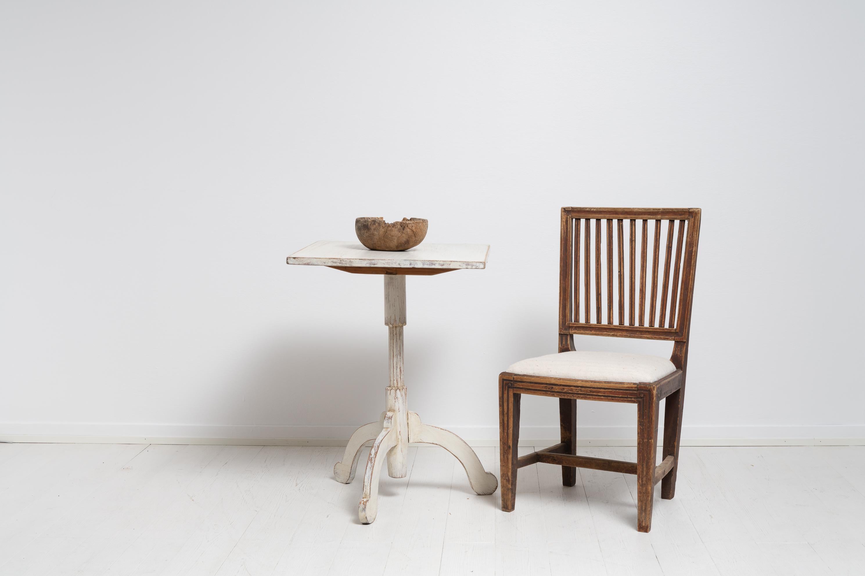 Suédois Petite table colonne suédoise ancienne, blanche et rustique, à plateau basculant en vente