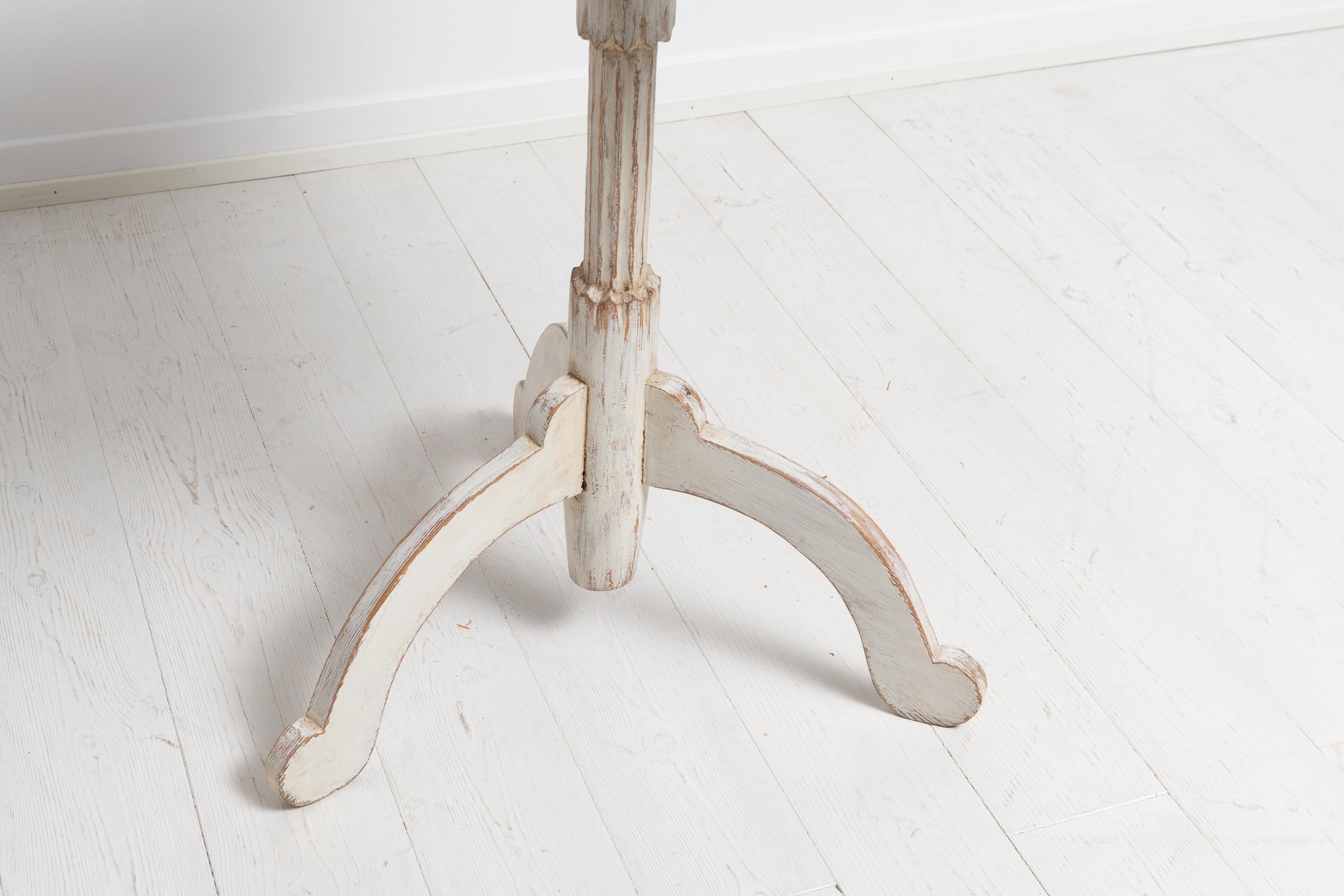 Petite table colonne suédoise ancienne, blanche et rustique, à plateau basculant en vente 1