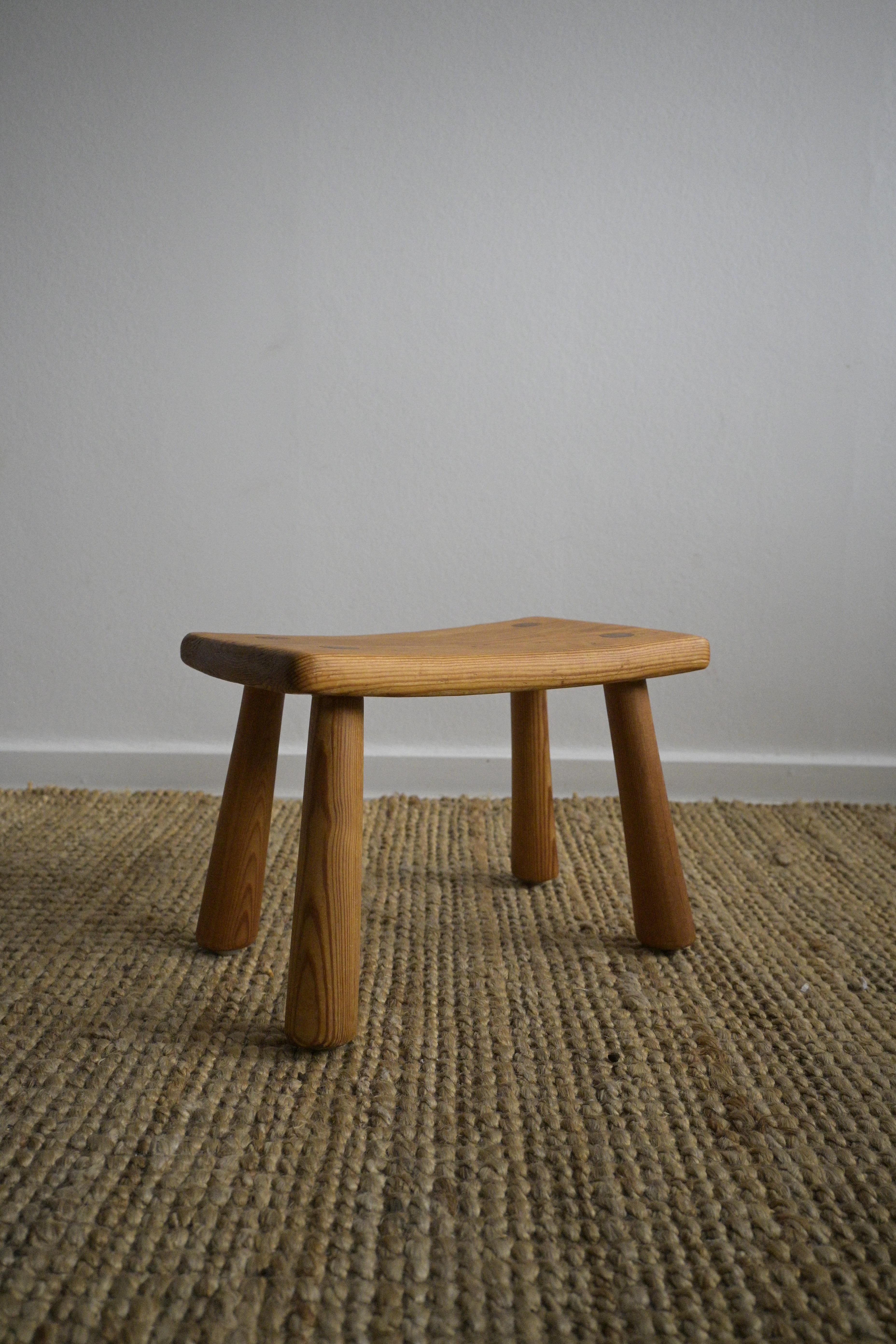 Small Swedish Stool ca 1960s

The stool has chunky legs and shows good wear consistent with age and use.

Made out of pine wood.

Heigth: 21 cm/8.2 inch
Depth: 19cm/7.4 inch
Width: 29 cm/11.4 inch