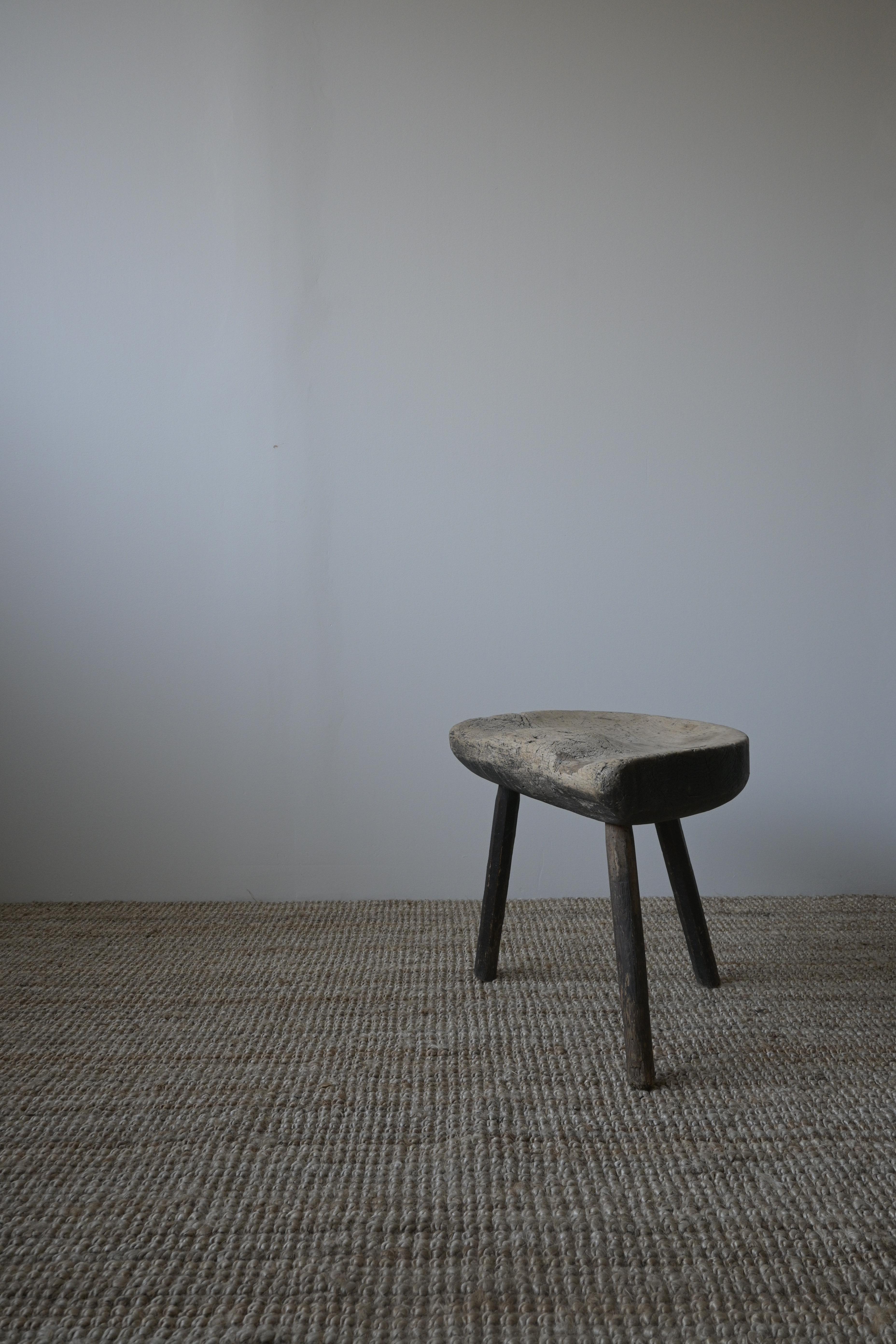 Petit tabouret suédois à trois pieds, vers 1780

Avec son assise incurvée et une patine qui rehausse son charme, cette pièce est tout simplement ravissante.

Fabriqué en bois de pin.

Hauteur : 37 cm
Profondeur : 30 cm
Largeur : 37 cm