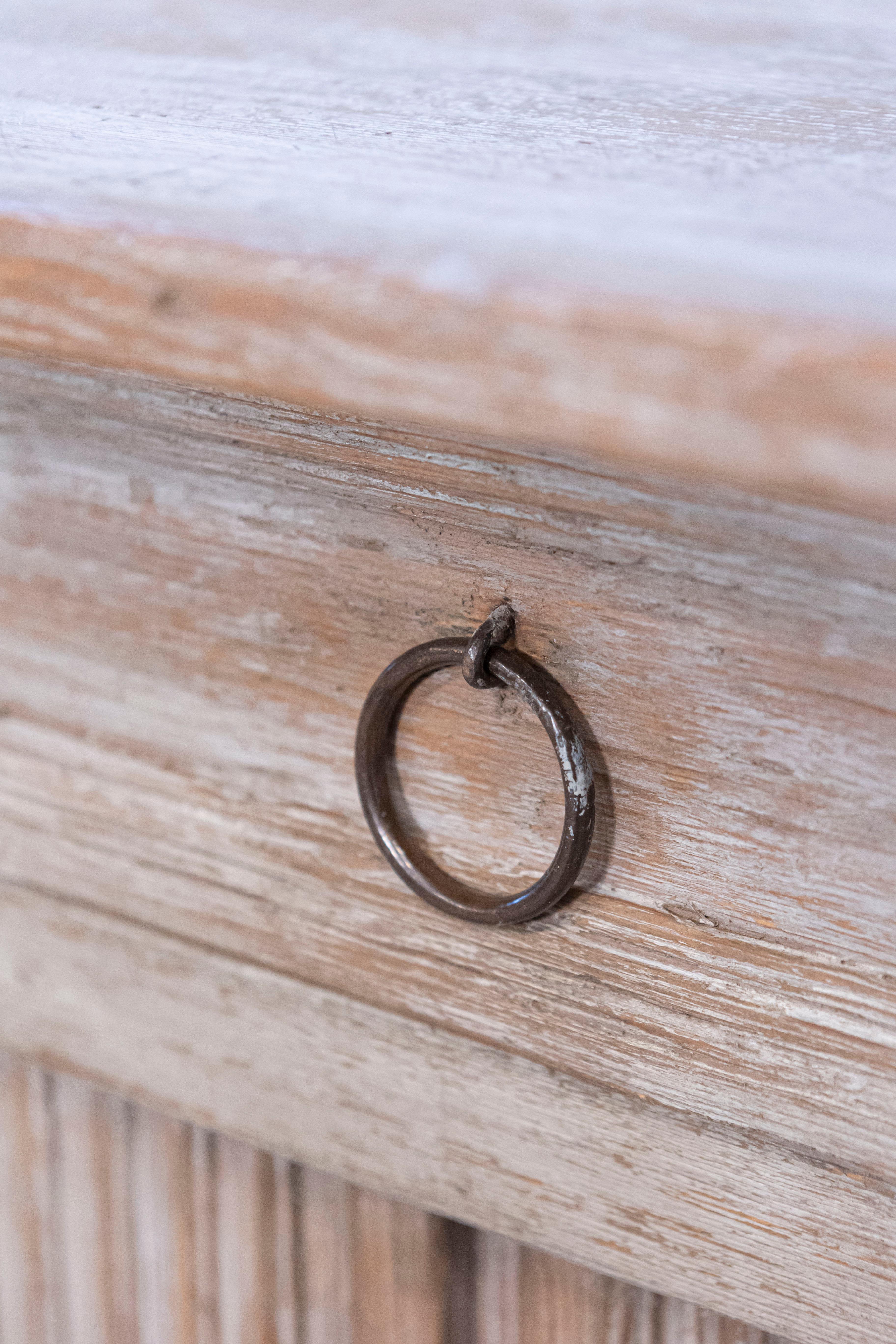 Kleine schwedische Anrichte im Stil der 1790er Jahre mit Schublade und Doppeltüren im Angebot 3