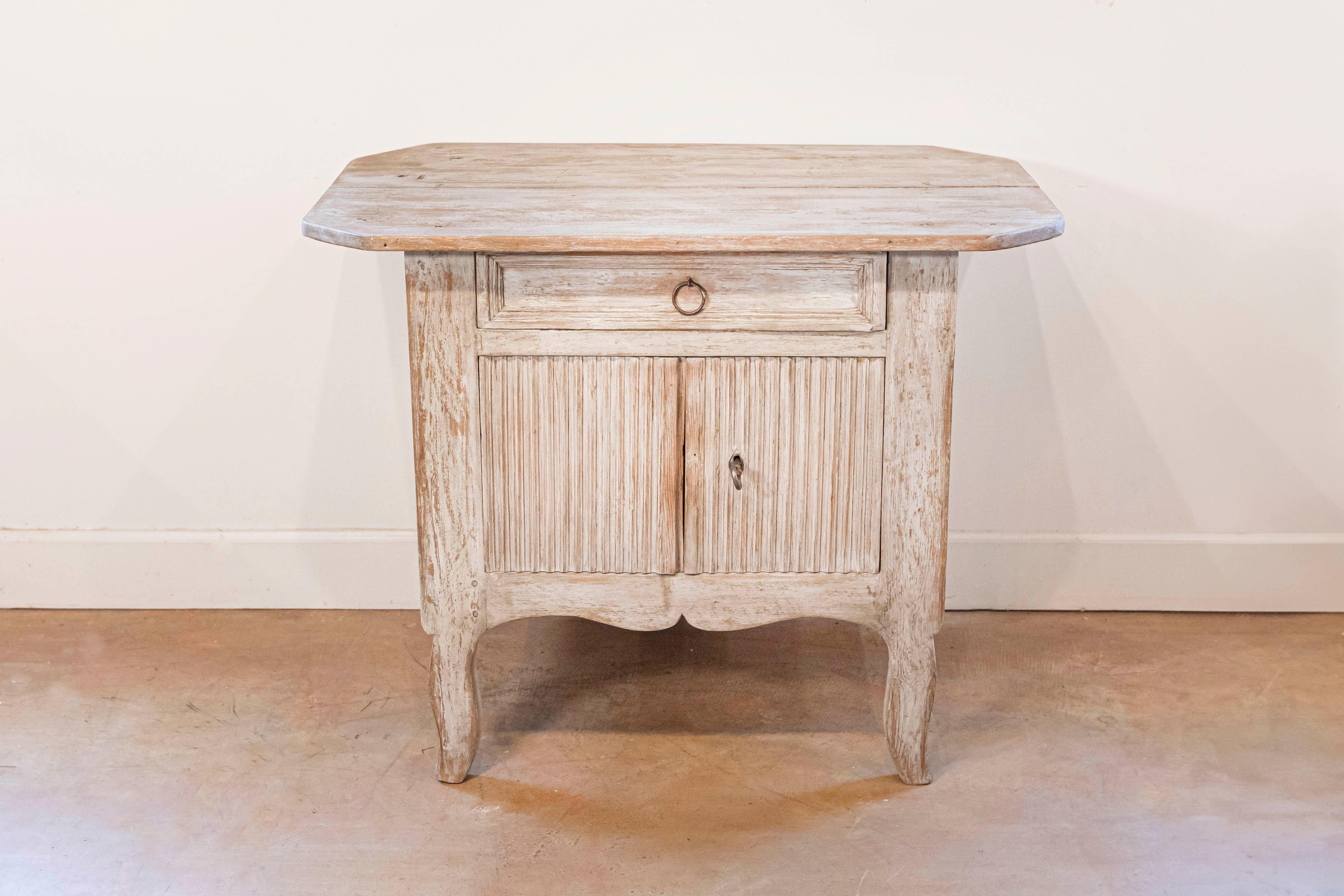 Eine kleine schwedische Anrichte aus bemaltem Holz im Übergangsstil aus dem späten 18. Jahrhundert mit kannelierten Motiven und Cabriole-Beinen. Diese bemalte Anrichte wurde im letzten Jahrzehnt des 18. Jahrhunderts in Schweden hergestellt und hat