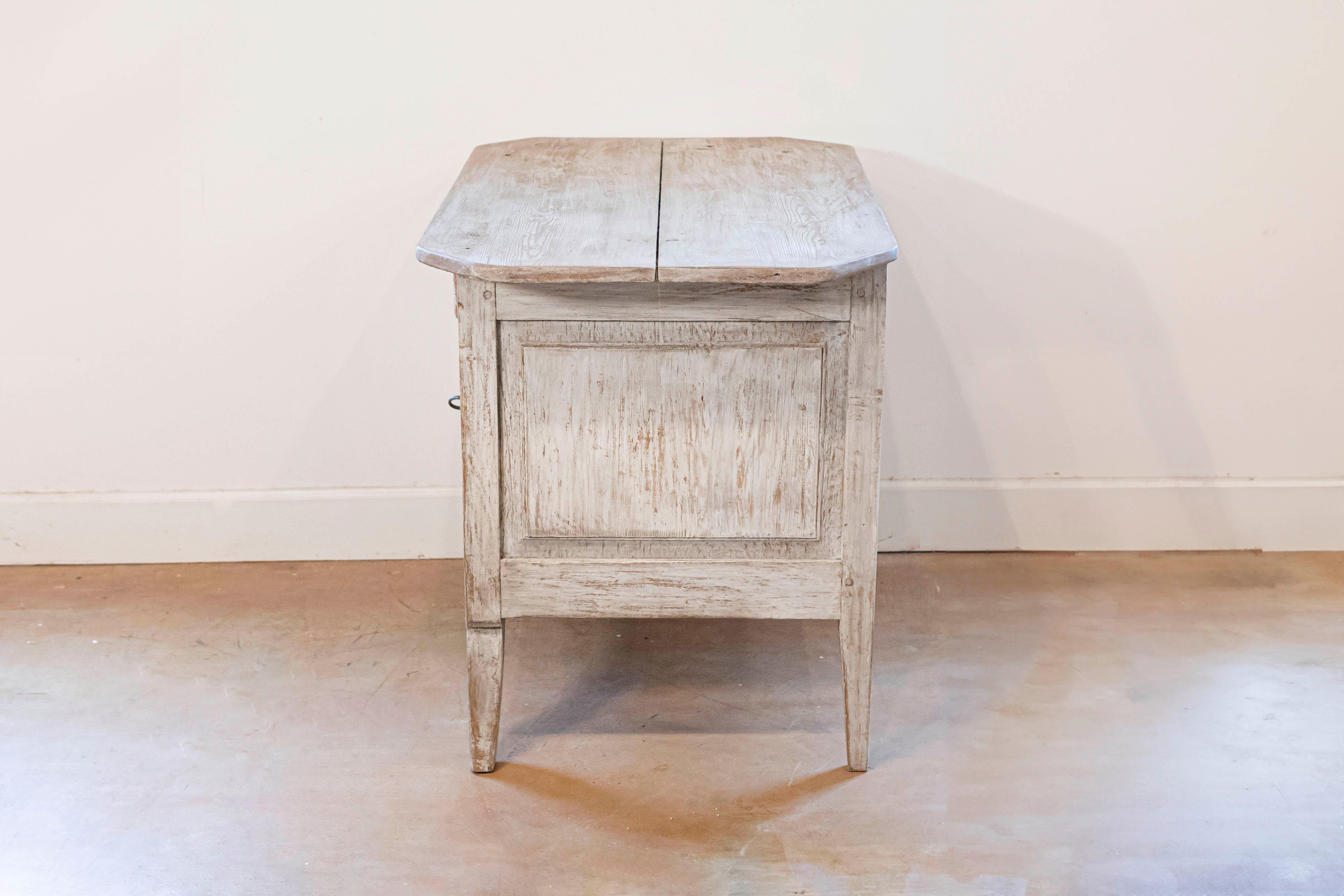 Kleine schwedische Anrichte im Stil der 1790er Jahre mit Schublade und Doppeltüren (Holz) im Angebot