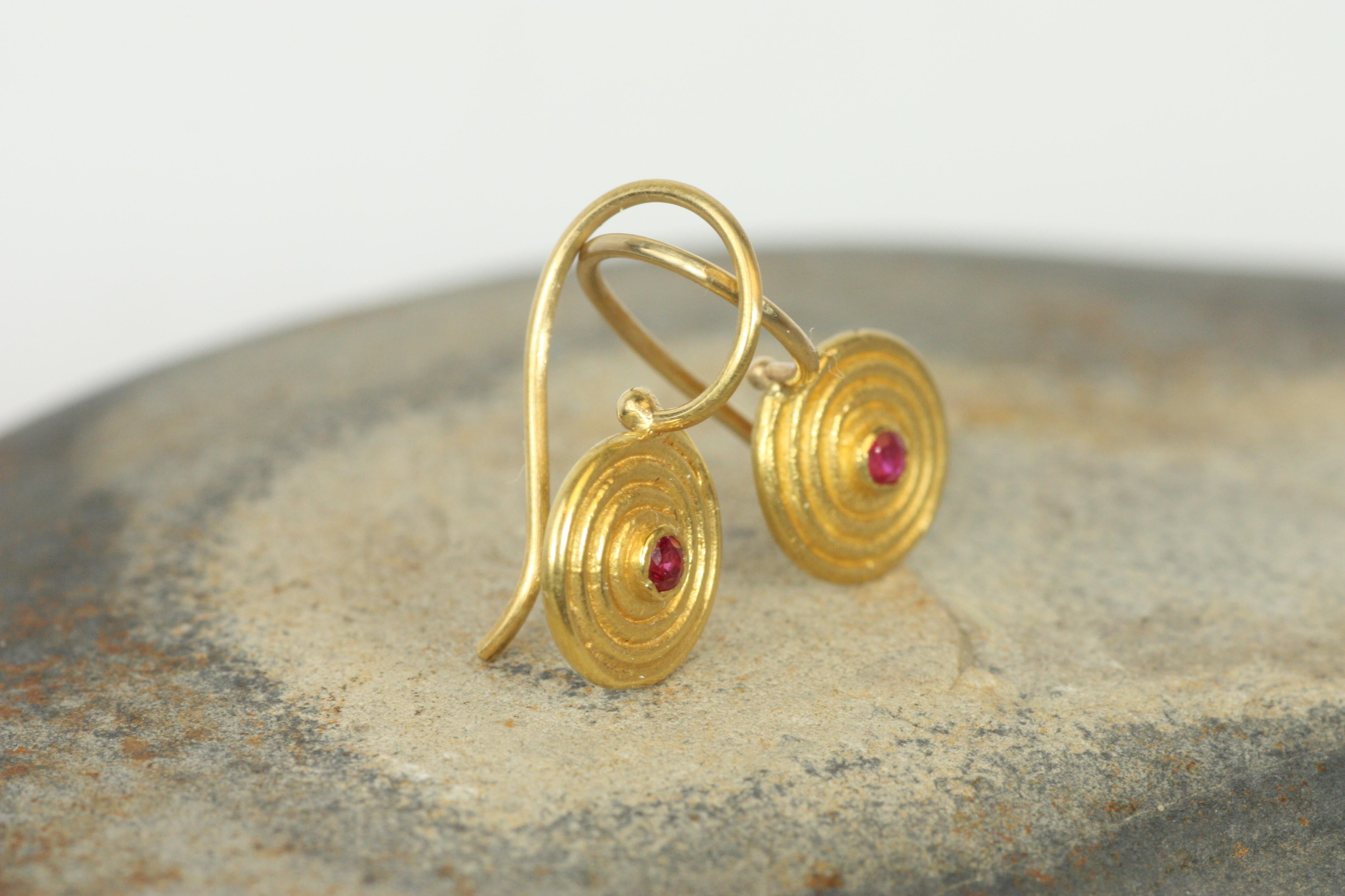 Taglio rotondo Piccoli orecchini a spirale con rubini in oro giallo 22 carati realizzati a mano da Bracken in vendita