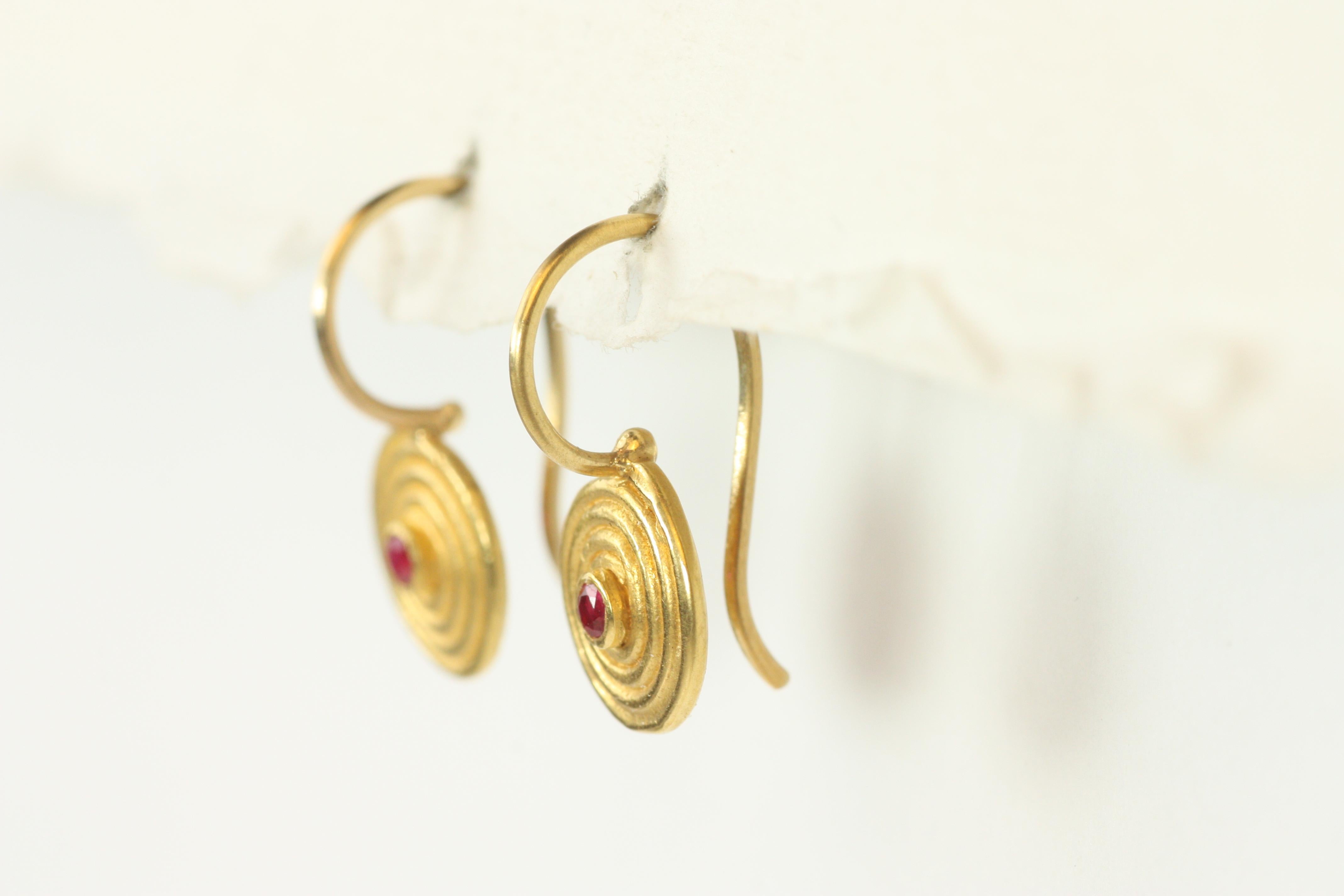 Piccoli orecchini a spirale con rubini in oro giallo 22 carati realizzati a mano da Bracken In condizioni Nuovo in vendita a Santa Monica, CA