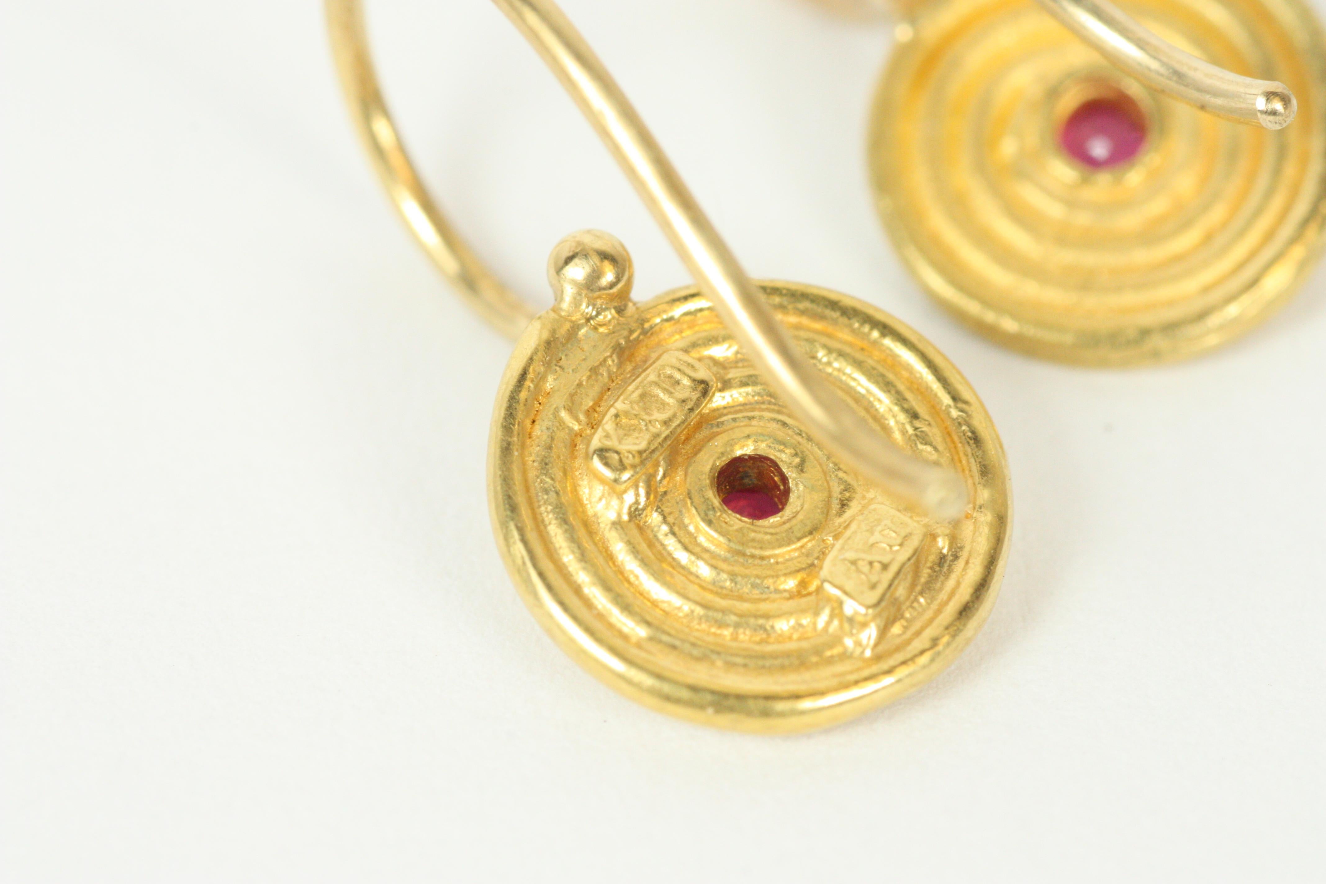 Piccoli orecchini a spirale con rubini in oro giallo 22 carati realizzati a mano da Bracken in vendita 1