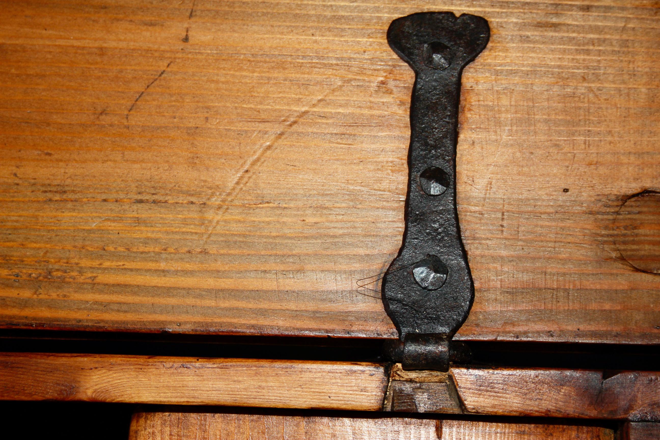 Small Swiss alp  pine trunk For Sale 1