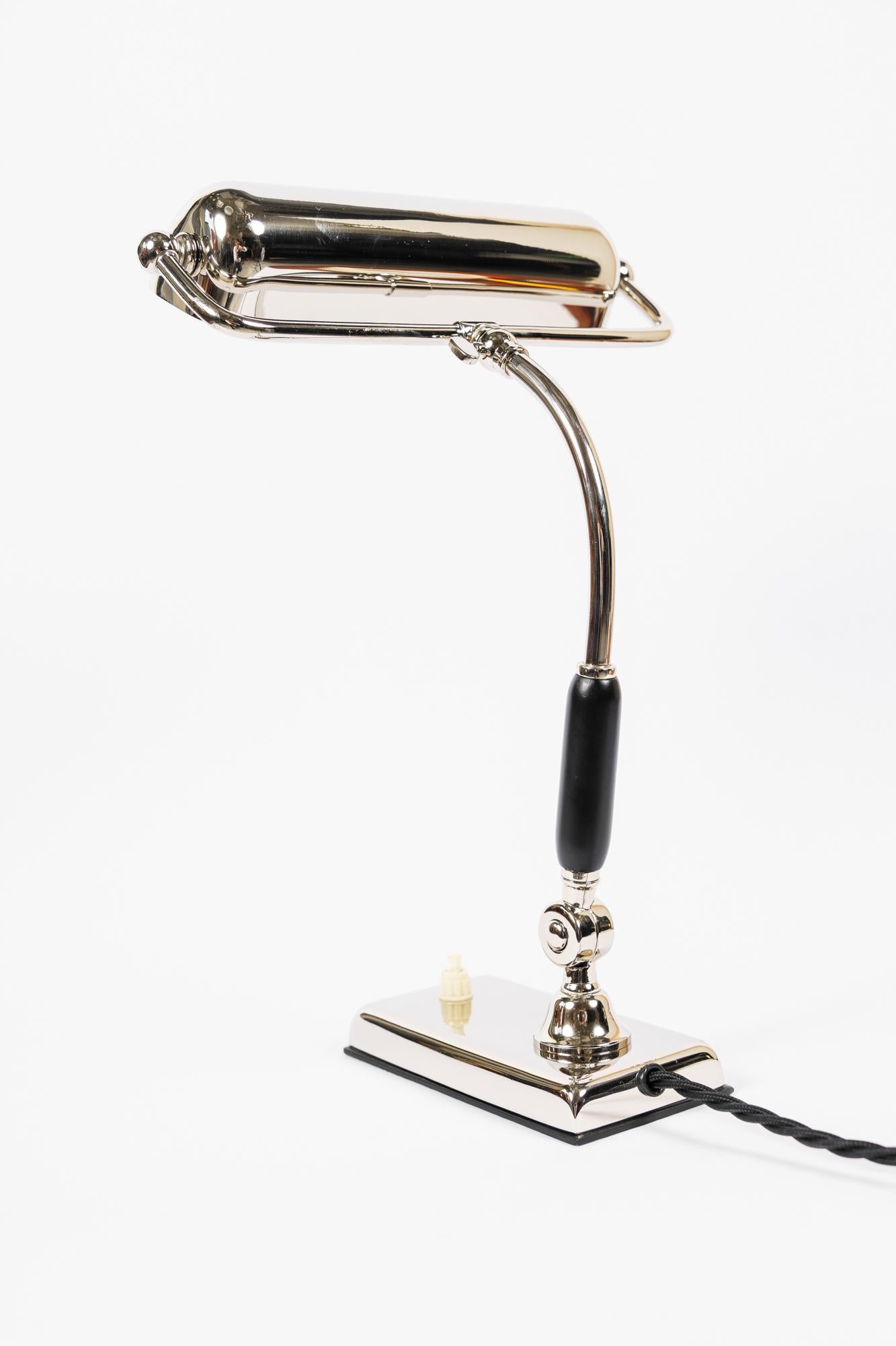 Autrichien Petite lampe de bureau Art Déco pivotante « Nickel - Plated » Vienne vers les années 1920 en vente