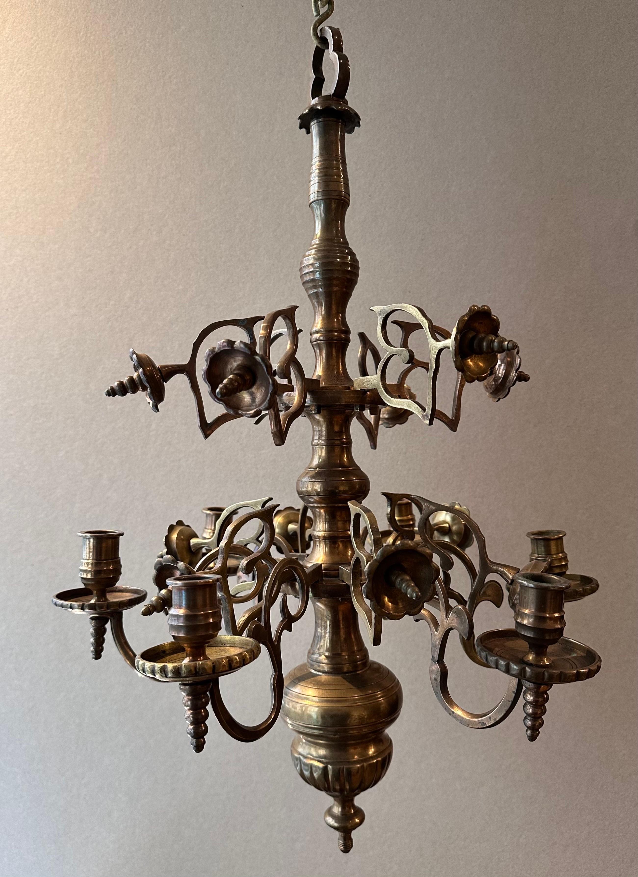 Petit lustre en bronze doré du 19e siècle. Style 17ème siècle. 
Lustre de la synagogue.
6 feux, non électrifiés.
Livré démonté en 19 pièces, à remonter sans outils en quelques instants.

