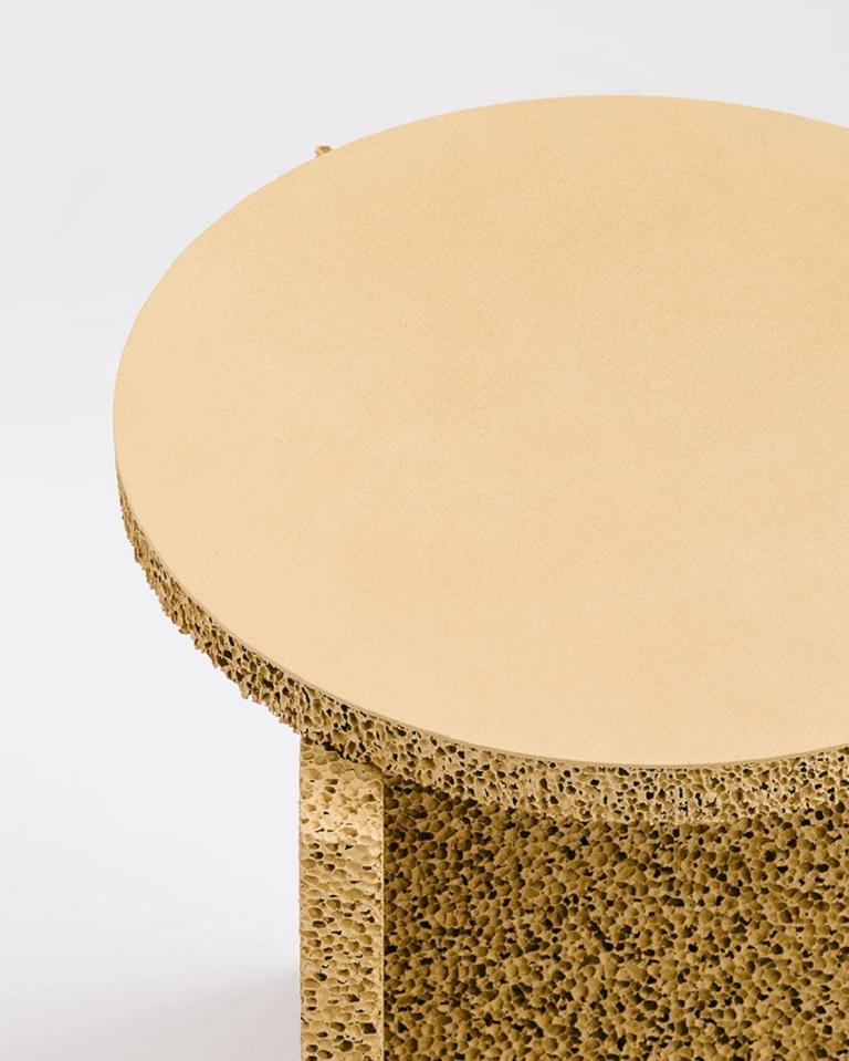 Kleiner Tisch aus synthetischem Küchenschwamm von Calen Knauf im Zustand „Neu“ im Angebot in Geneve, CH