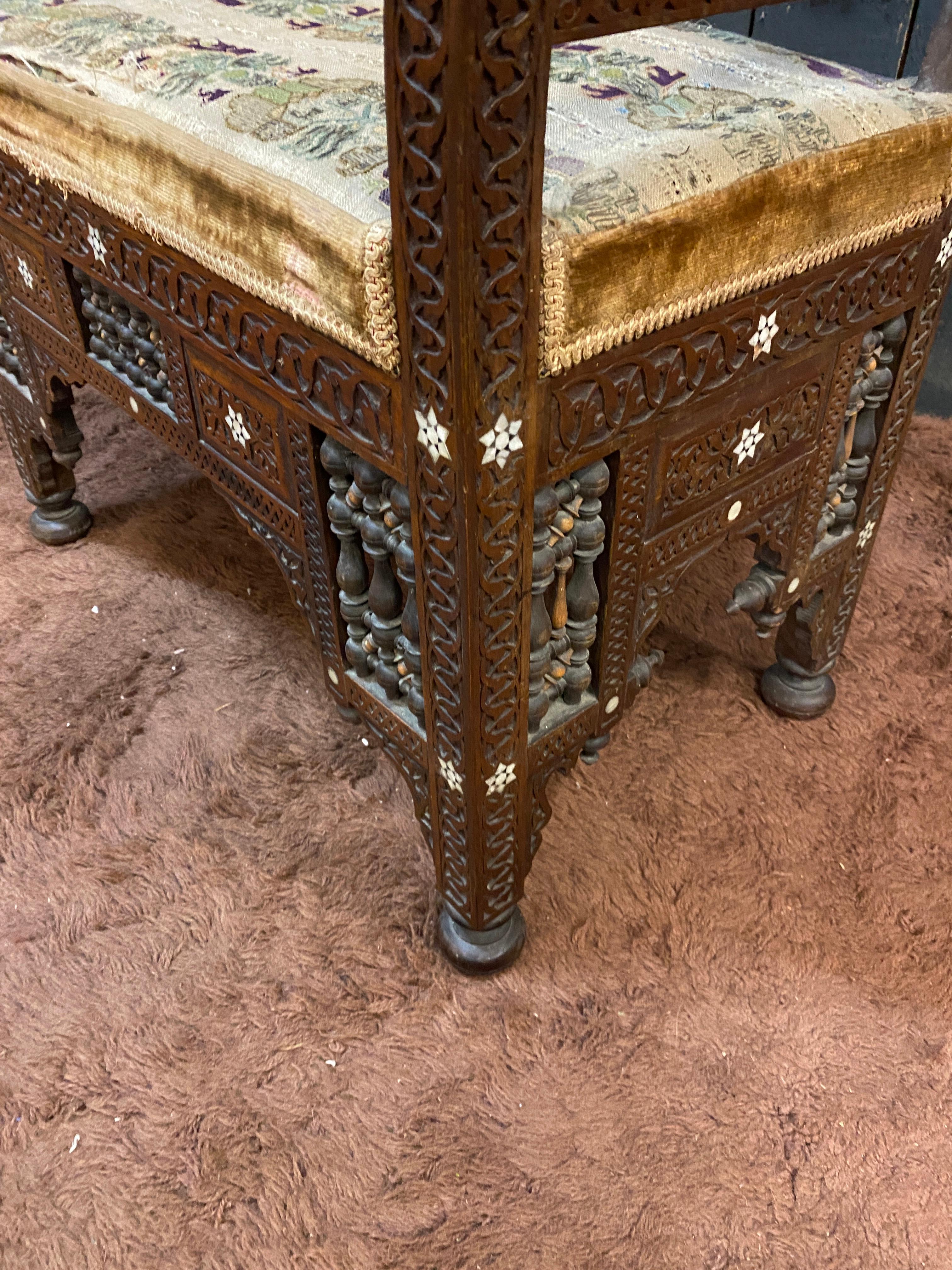 small Syrian bench, oriental work from the mid-19th century  In Good Condition For Sale In Saint-Ouen, FR