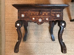 Petite table incrustée syrienne avec tiroir