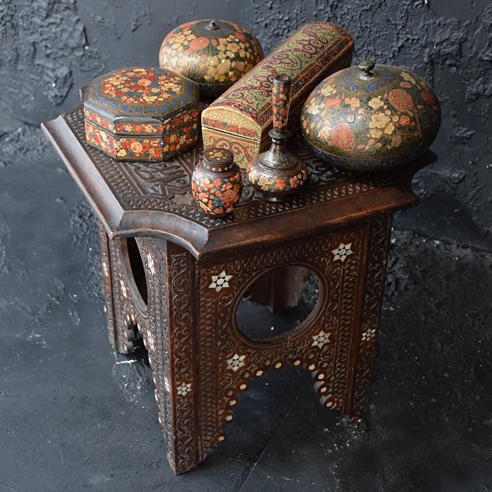 Petite table d'appoint mauresque syrienne

Nous partageons ce que nous aimons, et nous aimons cette authentique petite table d'appoint mauresque syrienne du début du 20e siècle, sculptée à la main. Avec des proportions et des détails