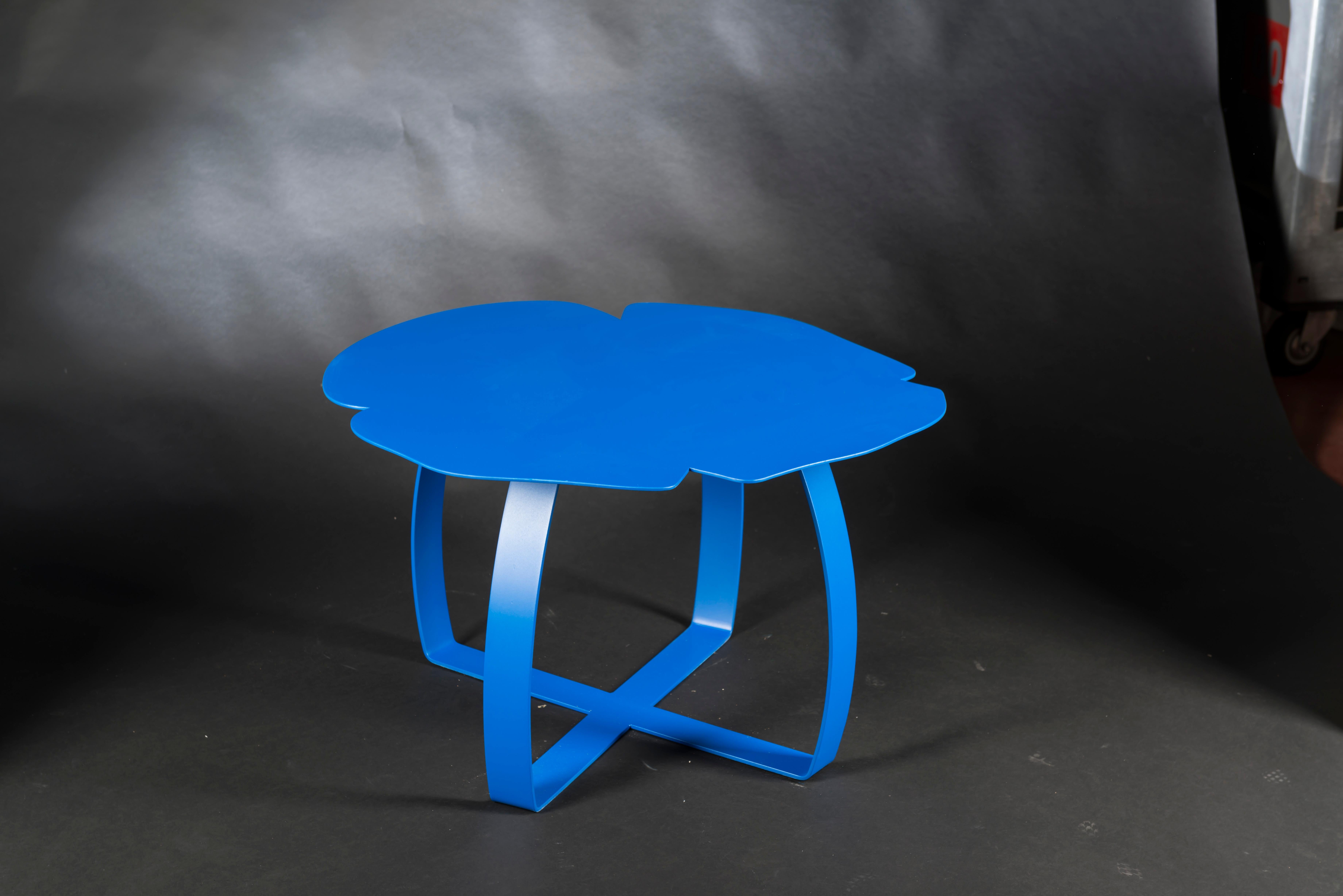 Andy-Tisch, hohe Größe, blumenförmige Form, lackiertes Eisen, Italien (Italienisch) im Angebot
